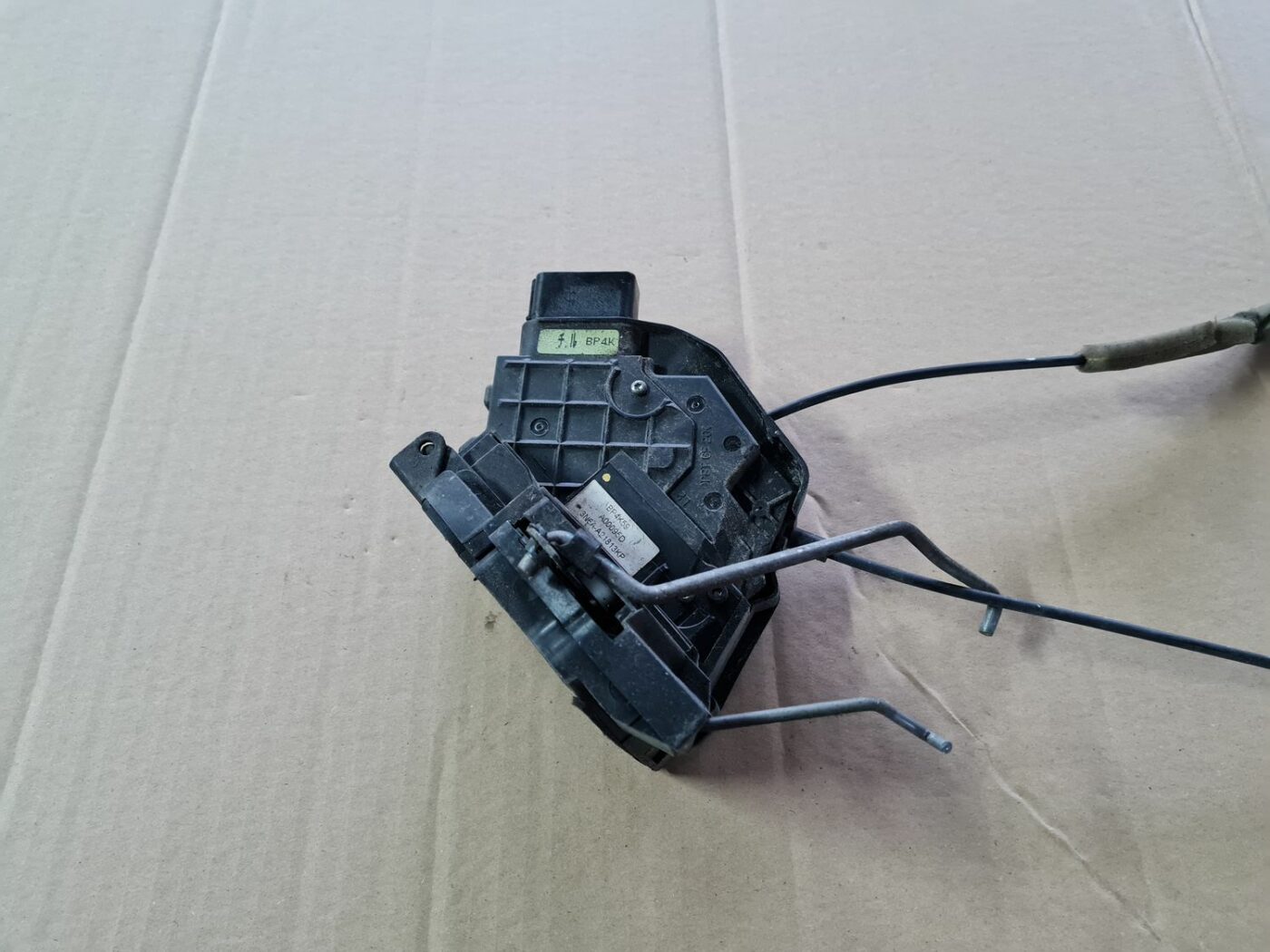 Priekšējo kreiso durvju slēdzene priekš MAZDA 3 2007 5 Priekšējo kreiso durvju slēdzene priekš MAZDA 3 2007