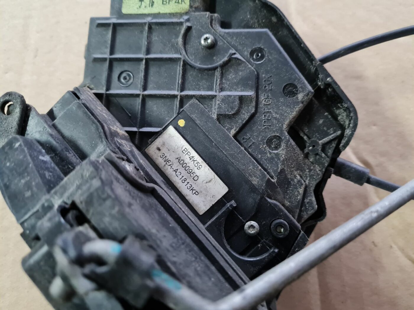 Priekšējo kreiso durvju slēdzene priekš MAZDA 3 2007 4 Priekšējo kreiso durvju slēdzene priekš MAZDA 3 2007