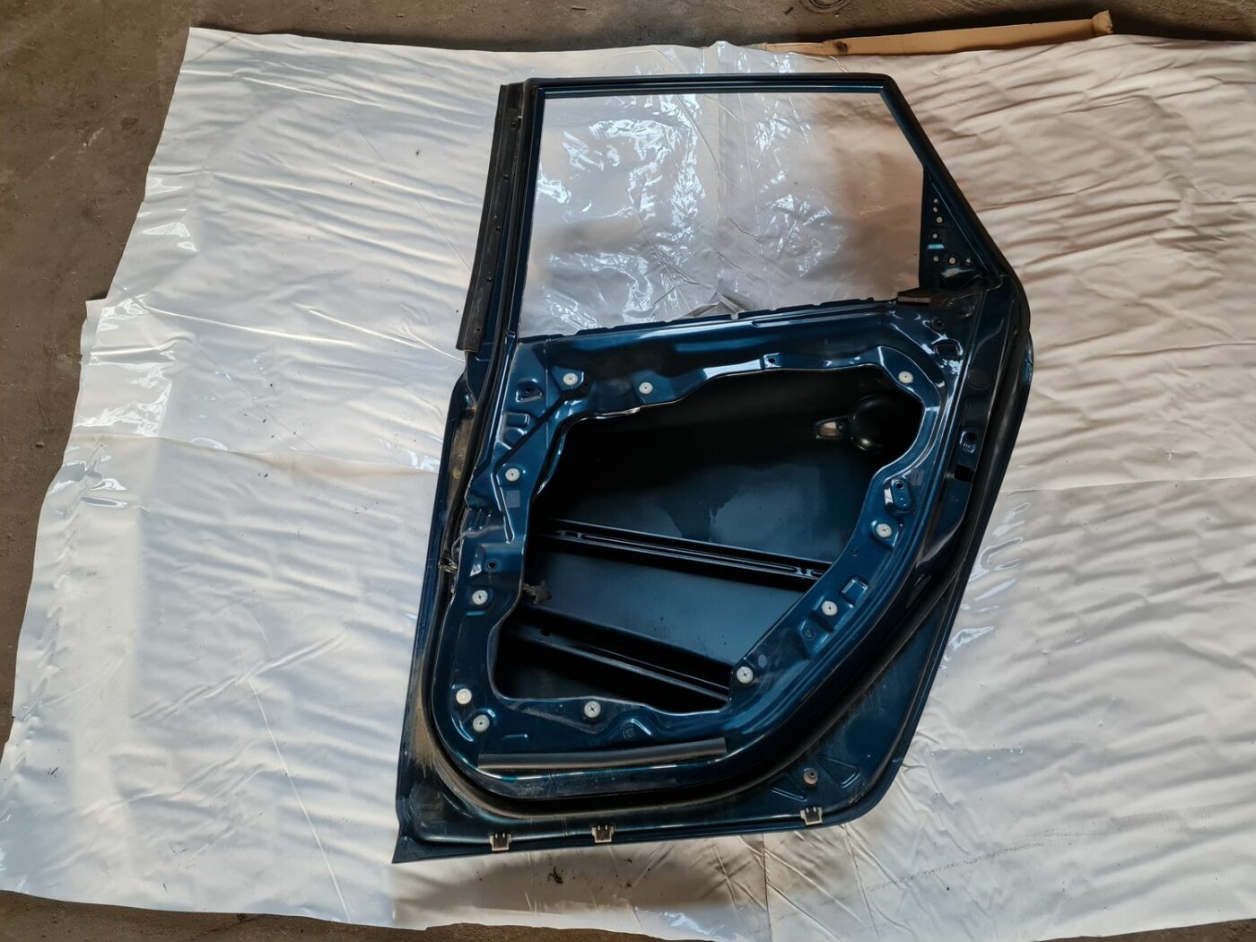 Aizmugurējās labās durvis priekš MAZDA 3 2007 4 Aizmugurējās labās durvis priekš MAZDA 3 2007