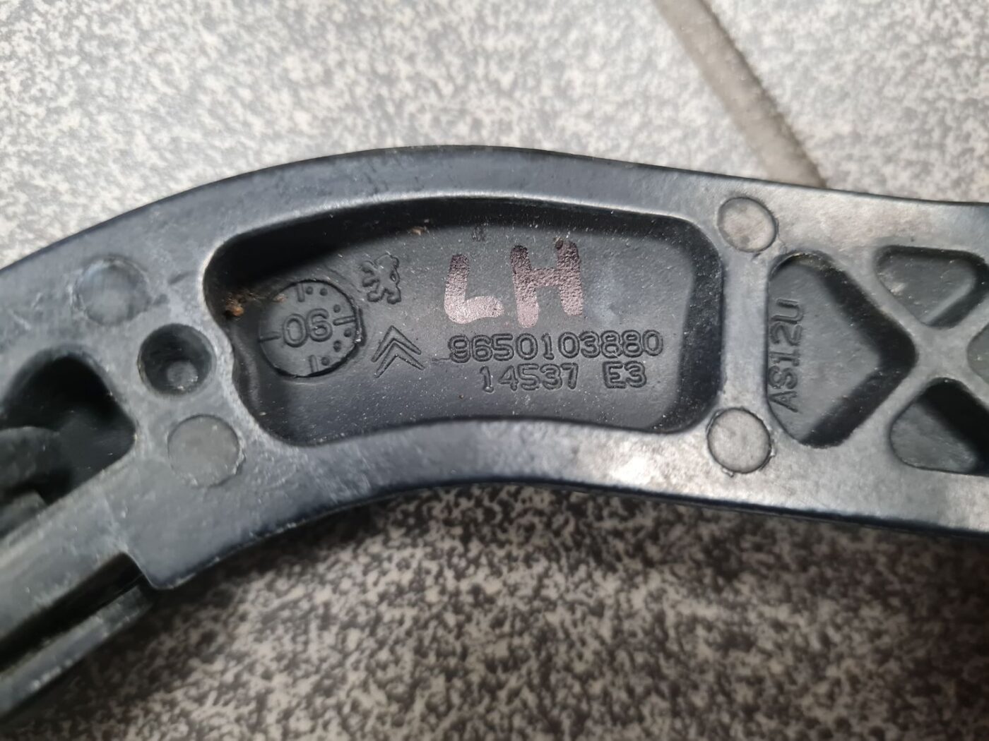 Vējstikla slotu turētājs priekš CITROEN C4 2006-2 5 Vējstikla slotu turētājs priekš CITROEN C4 2006-2