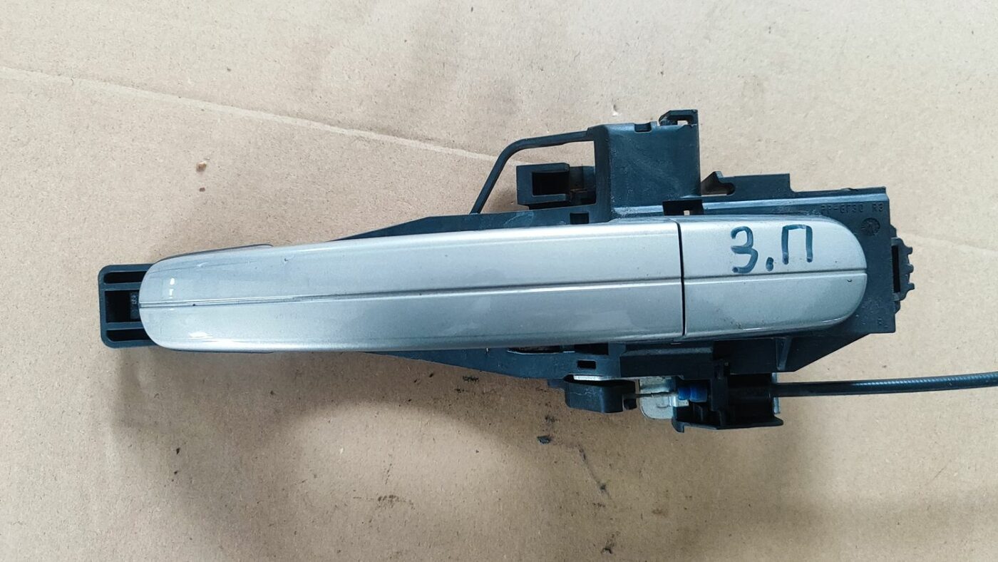 Aizmugurējāis labais durvju rokturis priekš FORD FOCUS 2016 UNIVERSAL 6 Aizmugurējāis labais durvju rokturis priekš FORD FOCUS 2016 UNIVERSAL