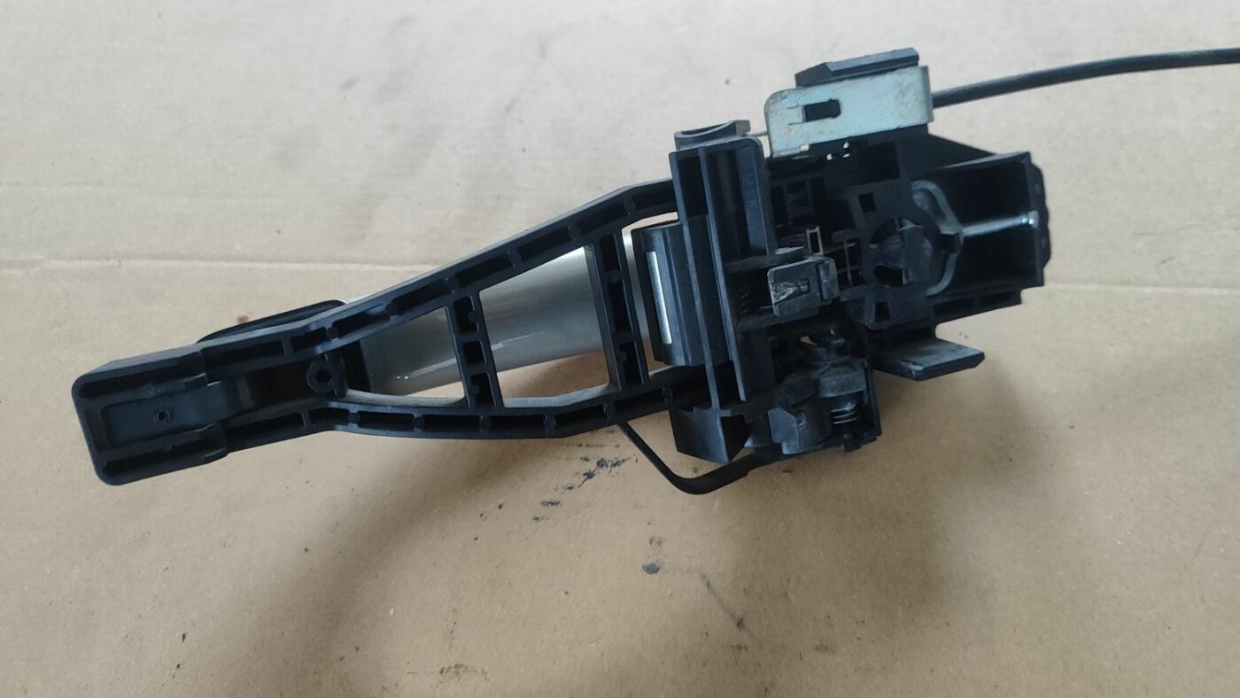 Aizmugurējāis labais durvju rokturis priekš FORD FOCUS 2016 UNIVERSAL 5 Aizmugurējāis labais durvju rokturis priekš FORD FOCUS 2016 UNIVERSAL