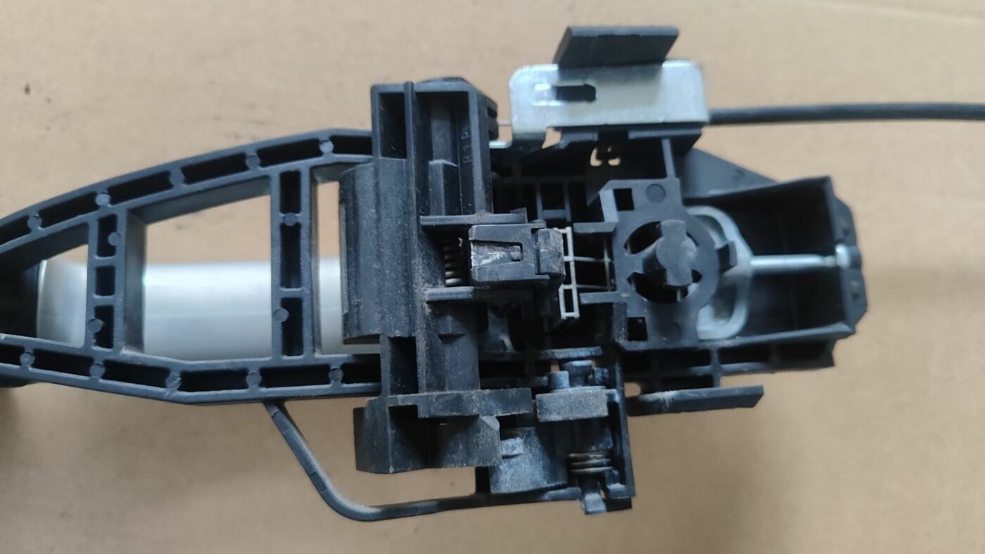 Aizmugurējāis labais durvju rokturis priekš FORD FOCUS 2016 UNIVERSAL 3 Aizmugurējāis labais durvju rokturis priekš FORD FOCUS 2016 UNIVERSAL