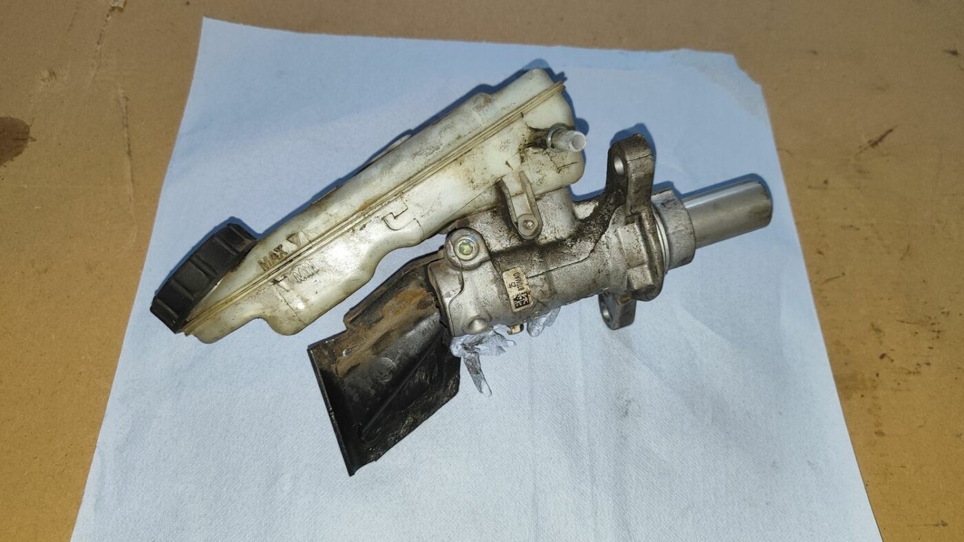 Bremžu pastiprinātāja galvenais cilindrs priekš FORD FOCUS 2016 UNIVERSAL 1 Bremžu pastiprinātāja galvenais cilindrs priekš FORD FOCUS 2016 UNIVERSAL