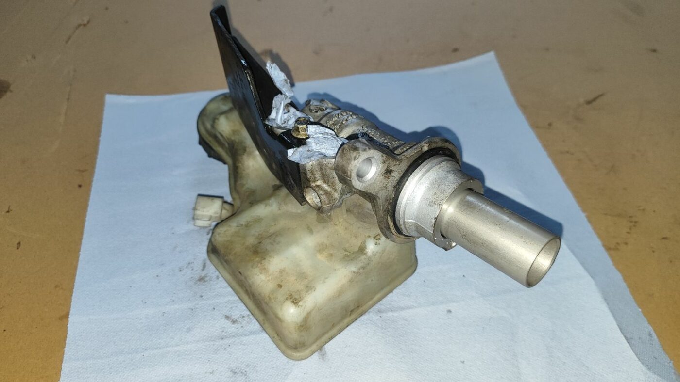 Bremžu pastiprinātāja galvenais cilindrs priekš FORD FOCUS 2016 UNIVERSAL 3 Bremžu pastiprinātāja galvenais cilindrs priekš FORD FOCUS 2016 UNIVERSAL