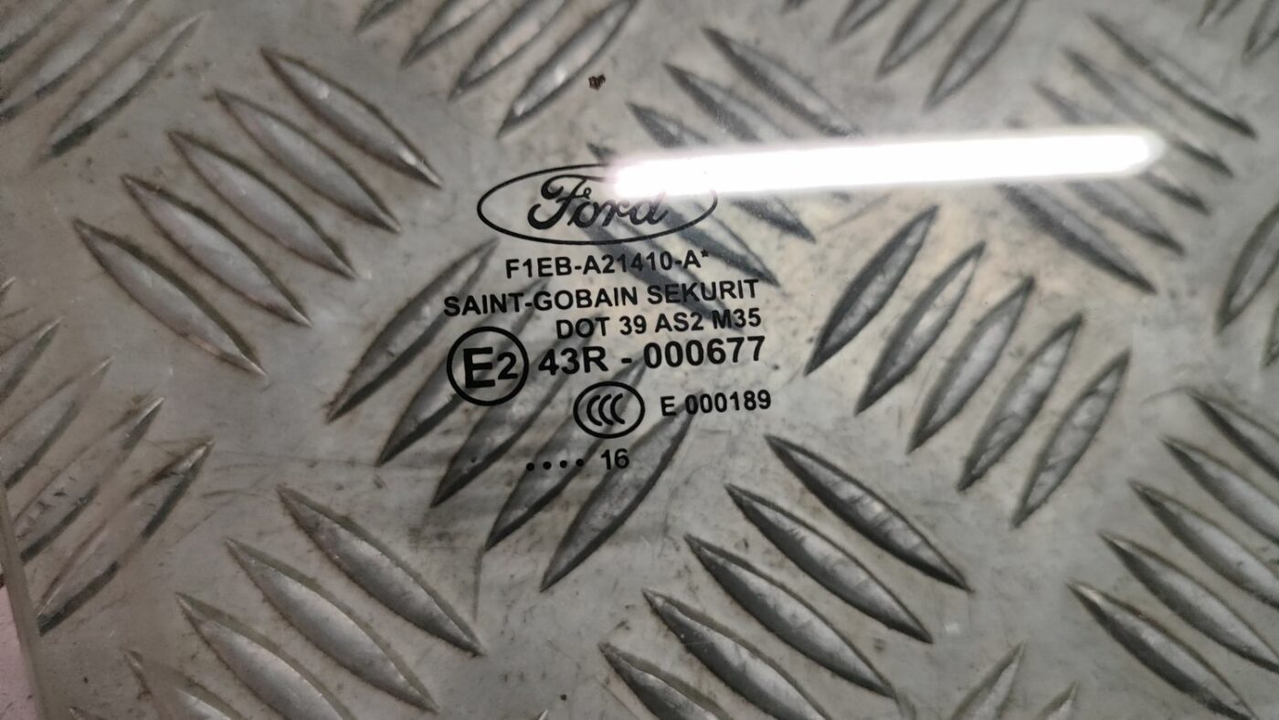 Priekšējo labo durvju stikls priekš FORD FOCUS 2016 UNIVERSAL 2 Priekšējo labo durvju stikls priekš FORD FOCUS 2016 UNIVERSAL