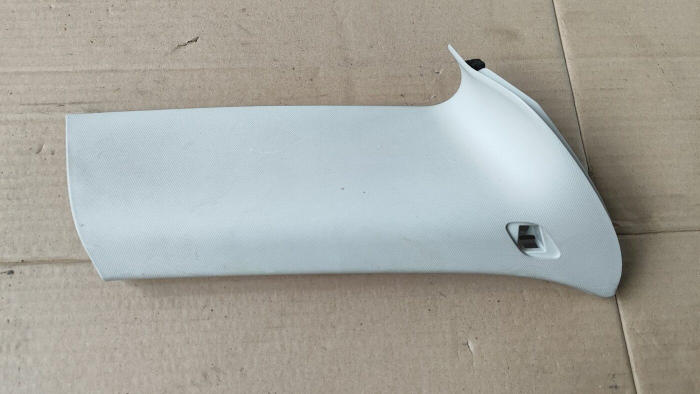 Aizmugurējas salona statnes apdare priekš FORD FOCUS 2016 UNIVERSAL 2 Aizmugurējas salona statnes apdare priekš FORD FOCUS 2016 UNIVERSAL