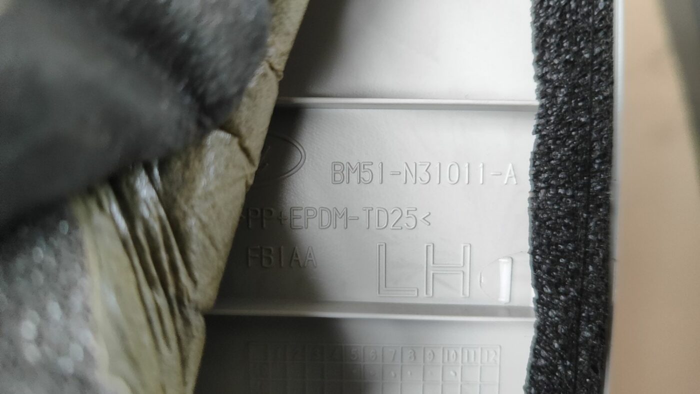 Aizmugurējas salona statnes apdare priekš FORD FOCUS 2016 UNIVERSAL 3 Aizmugurējas salona statnes apdare priekš FORD FOCUS 2016 UNIVERSAL