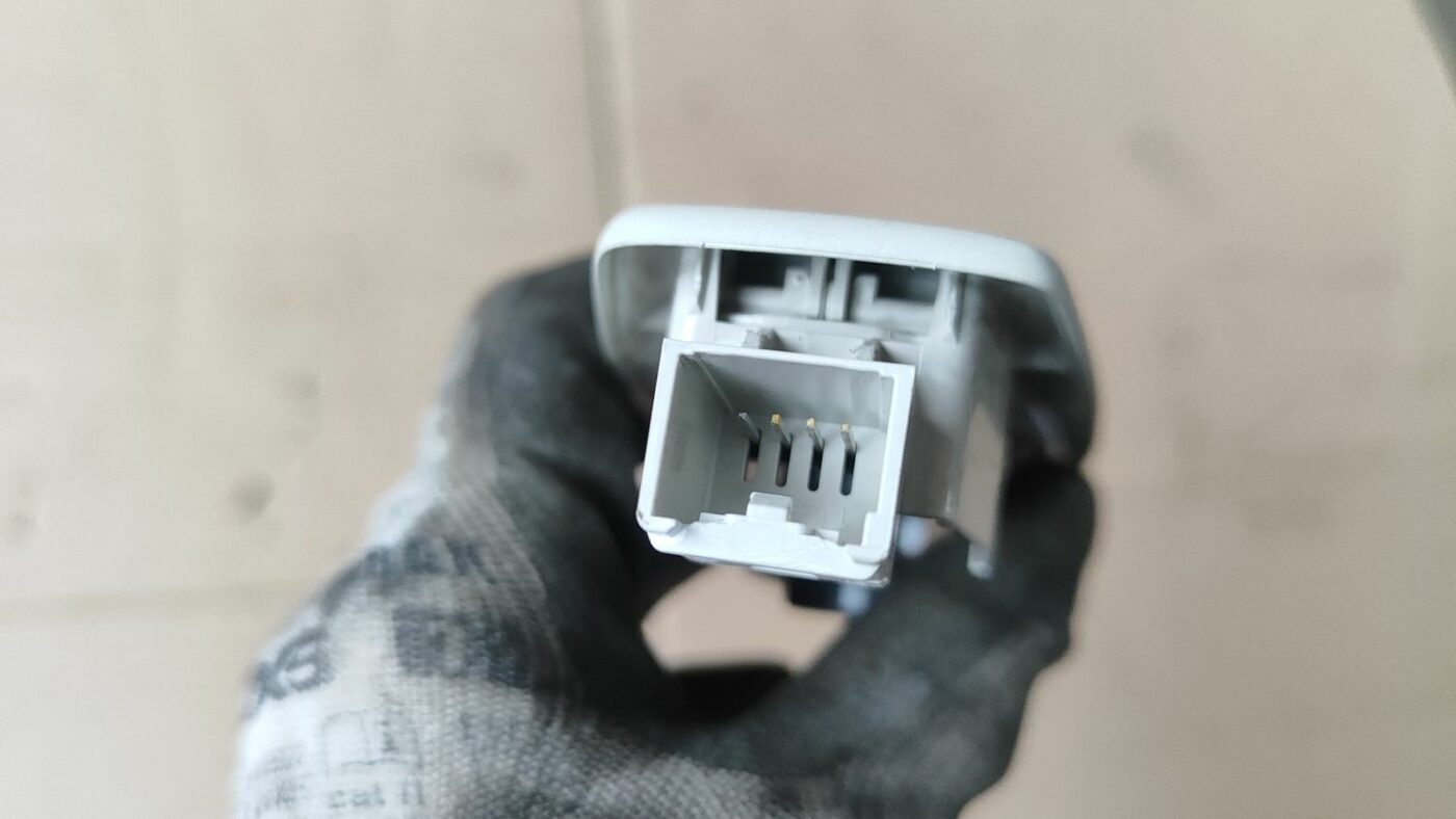 Aizmugurējo sēdvietu apgaismojums priekš FORD FOCUS 2016 UNIVERSAL 4 Aizmugurējo sēdvietu apgaismojums priekš FORD FOCUS 2016 UNIVERSAL