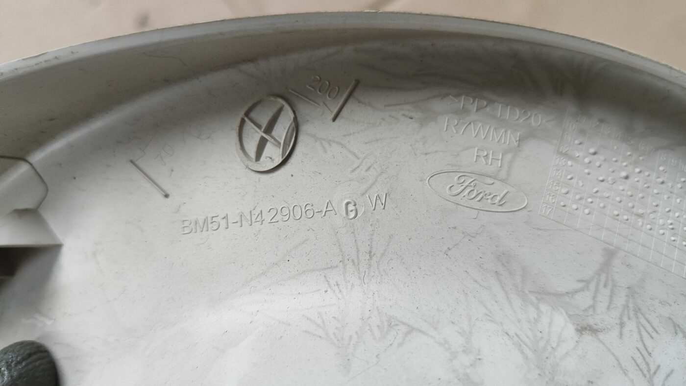 Bagāžnieka vāka apdare priekš FORD FOCUS 2016 UNIVERSAL 3 Bagāžnieka vāka apdare priekš FORD FOCUS 2016 UNIVERSAL