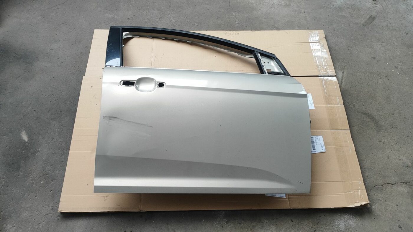 Priekšējās labās durvis priekš FORD FOCUS 2016 UNIVERSAL 1 Priekšējās labās durvis priekš FORD FOCUS 2016 UNIVERSAL