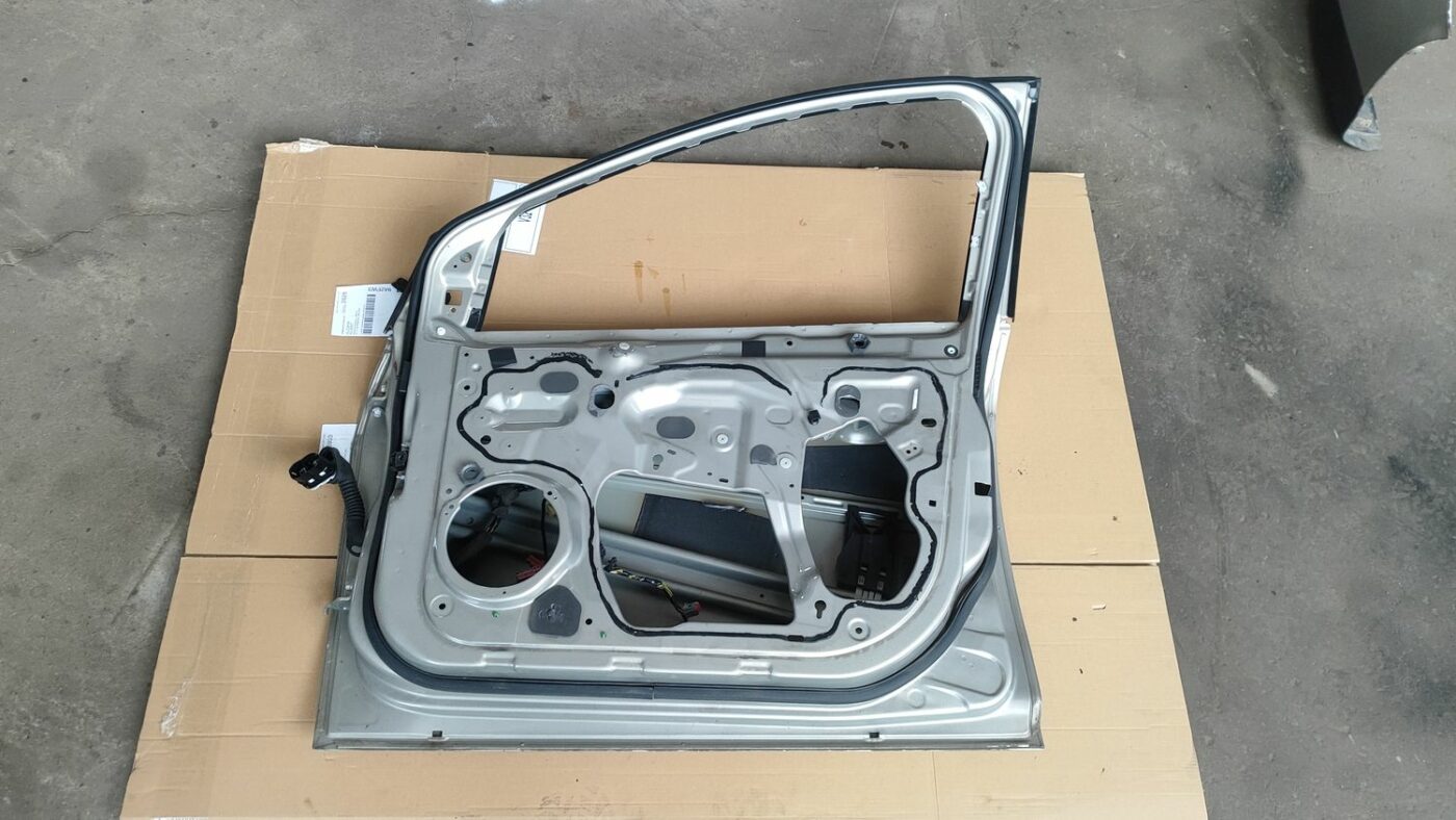 Priekšējās labās durvis priekš FORD FOCUS 2016 UNIVERSAL 7 Priekšējās labās durvis priekš FORD FOCUS 2016 UNIVERSAL