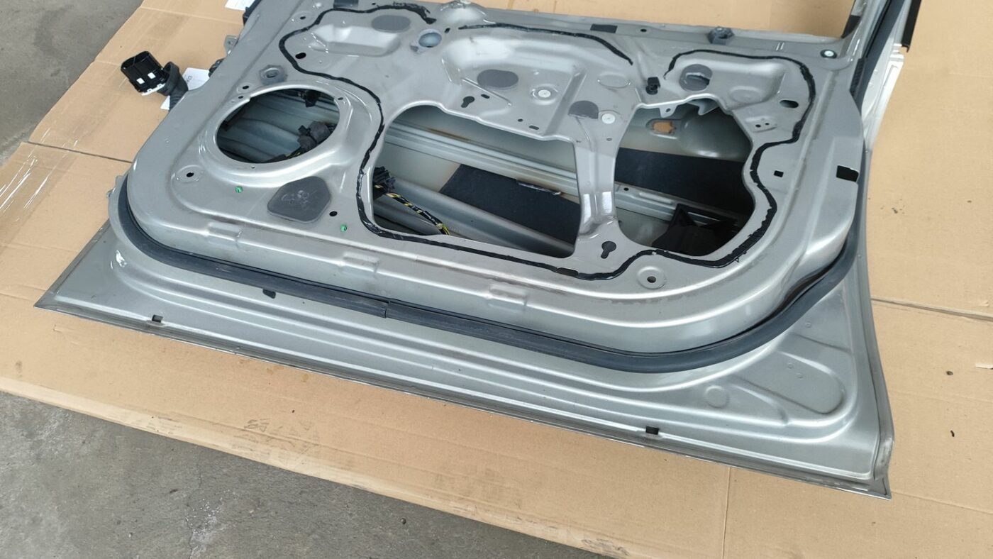 Priekšējās labās durvis priekš FORD FOCUS 2016 UNIVERSAL 5 Priekšējās labās durvis priekš FORD FOCUS 2016 UNIVERSAL