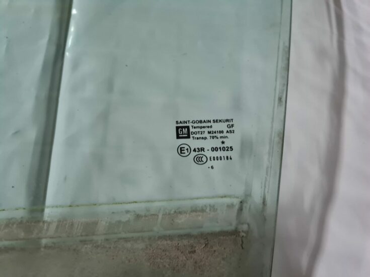 Priekšējo kreiso durvju stikls priekš OPEL VECTRA C 2006 2