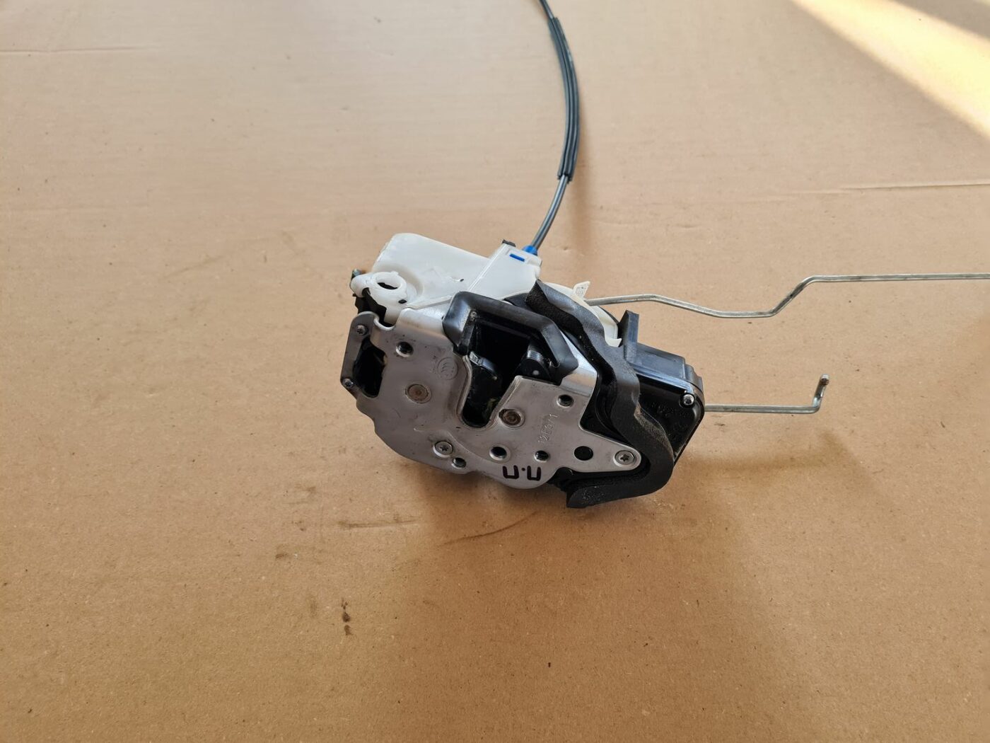 Priekšējo labo durvju slēdzene priekš OPEL ASTRA J 2013 4 Priekšējo labo durvju slēdzene priekš OPEL ASTRA J 2013