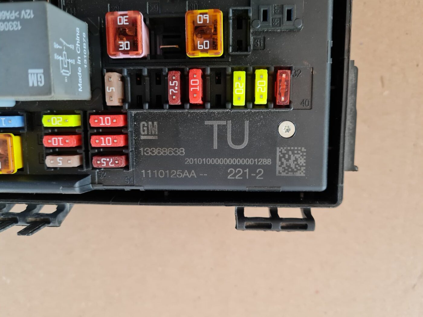 Drošinātāju bloks priekš OPEL ASTRA J 2013 2 Drošinātāju bloks priekš OPEL ASTRA J 2013