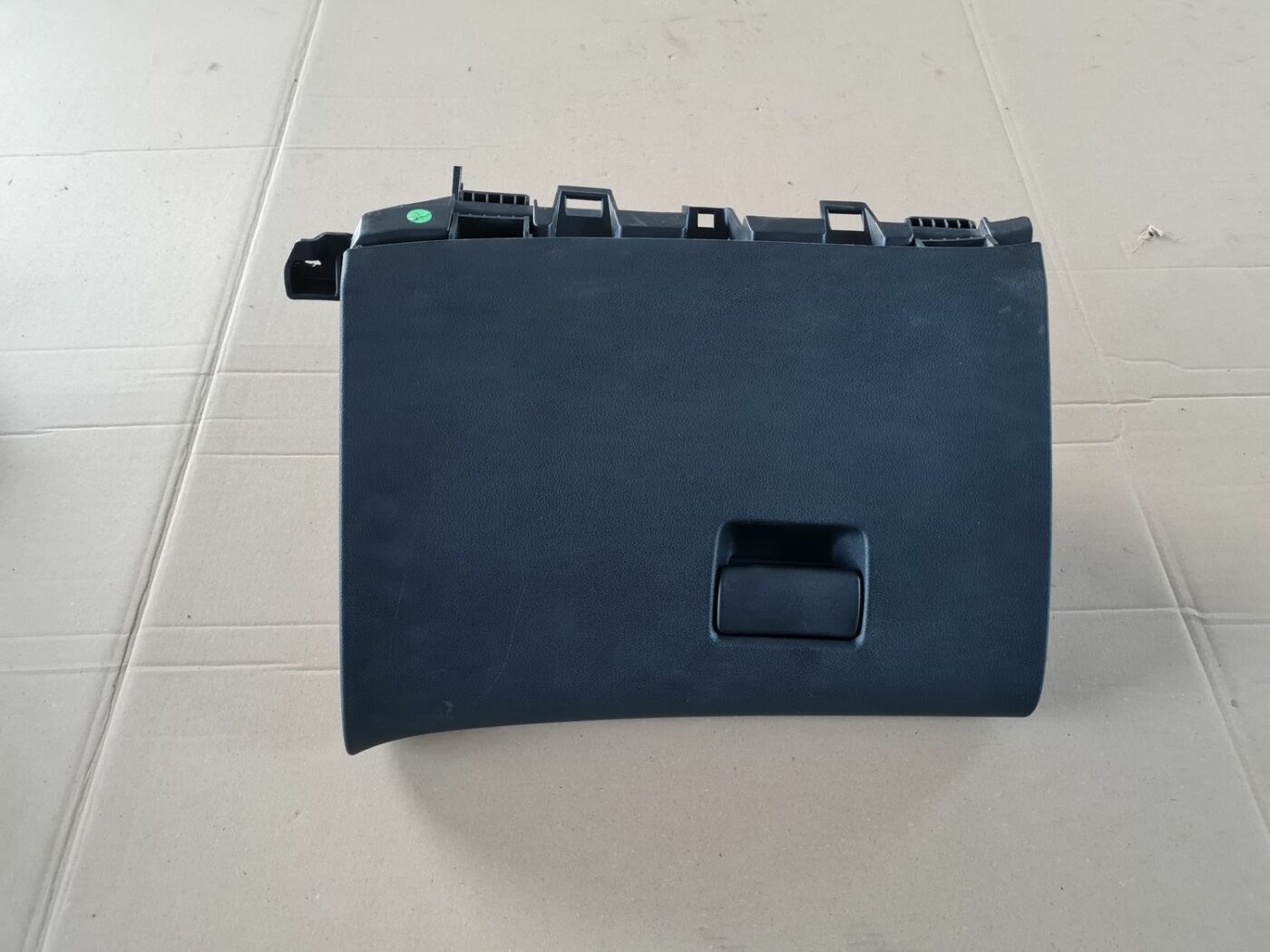 Mantu glabāšanas nodalījums pasažiera pusē priekš OPEL ASTRA J 2013 1 Mantu glabāšanas nodalījums pasažiera pusē priekš OPEL ASTRA J 2013