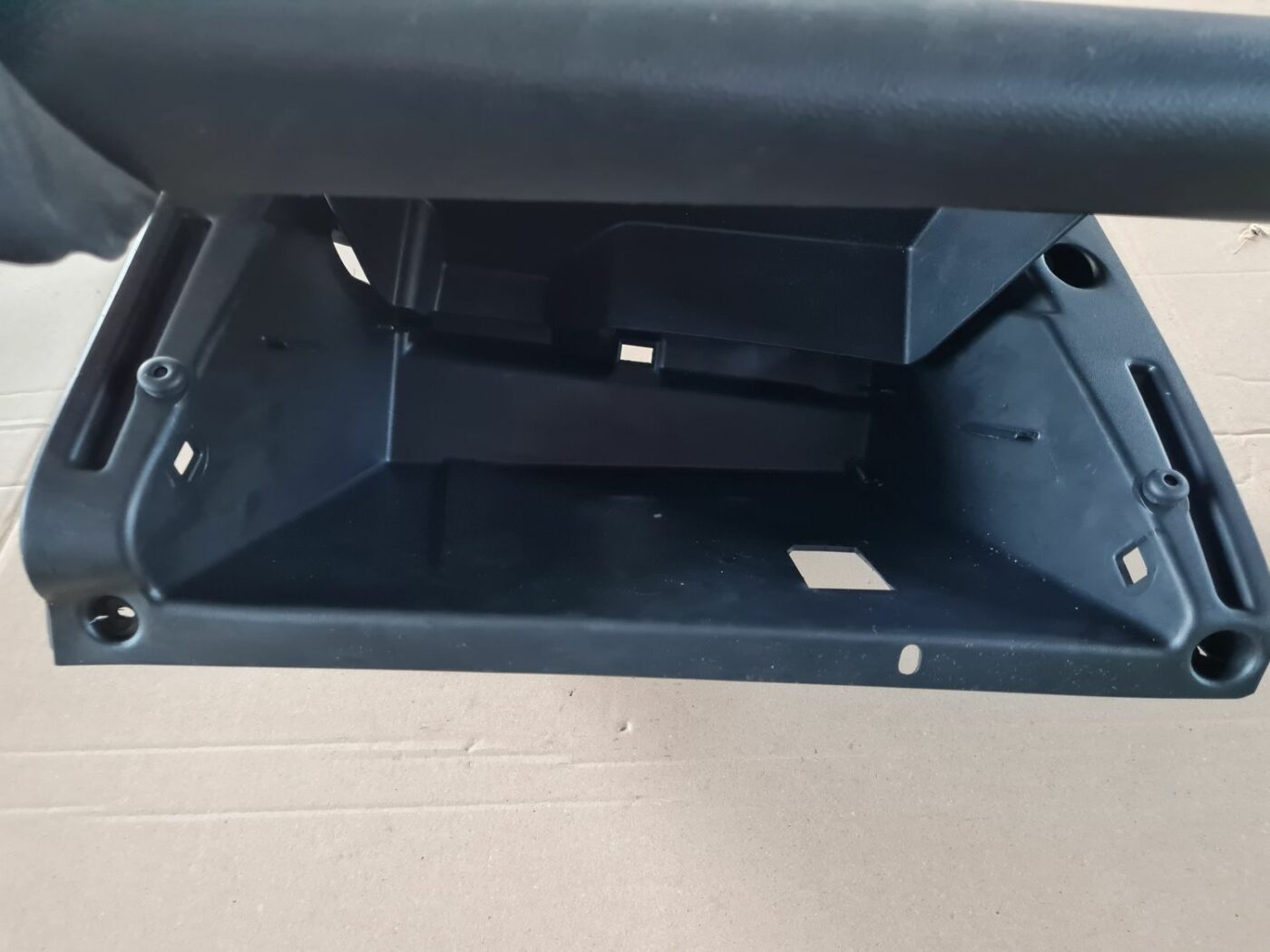 Mantu glabāšanas nodalījums pasažiera pusē priekš OPEL ASTRA J 2013 2 Mantu glabāšanas nodalījums pasažiera pusē priekš OPEL ASTRA J 2013