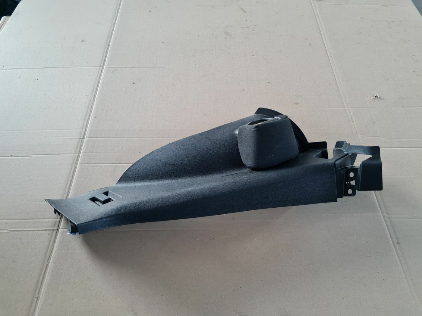 Bagažnieka nodalījuma statnes apdare priekš OPEL ASTRA J 2013 1 Bagažnieka nodalījuma statnes apdare priekš OPEL ASTRA J 2013