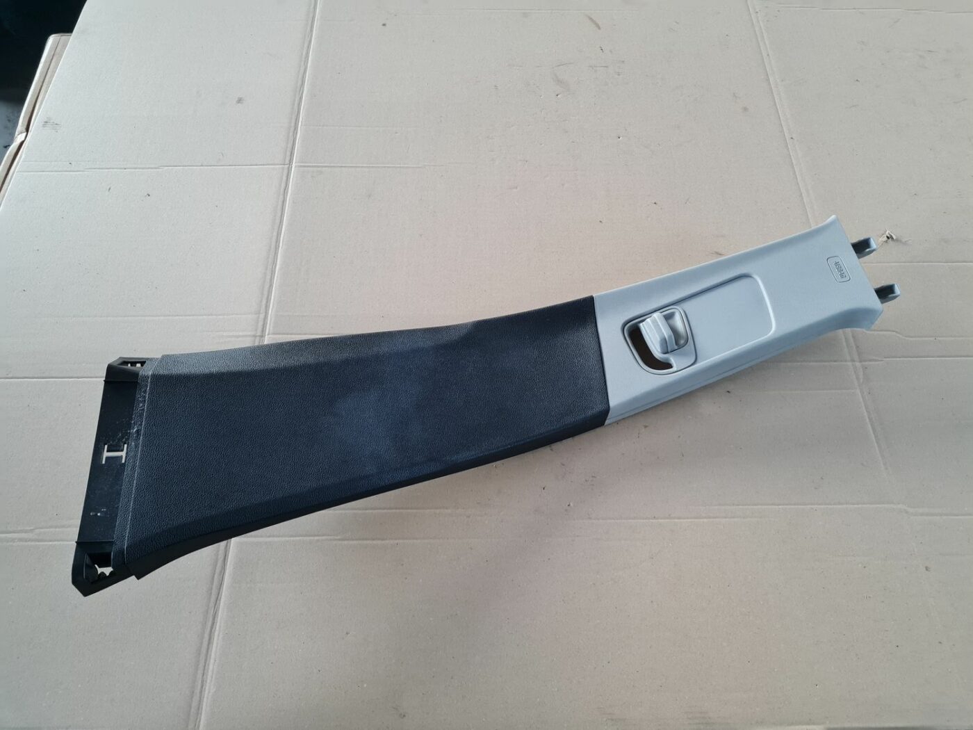 Vidējas salona statnes apdare priekš OPEL ASTRA J 2013 1 Vidējas salona statnes apdare priekš OPEL ASTRA J 2013