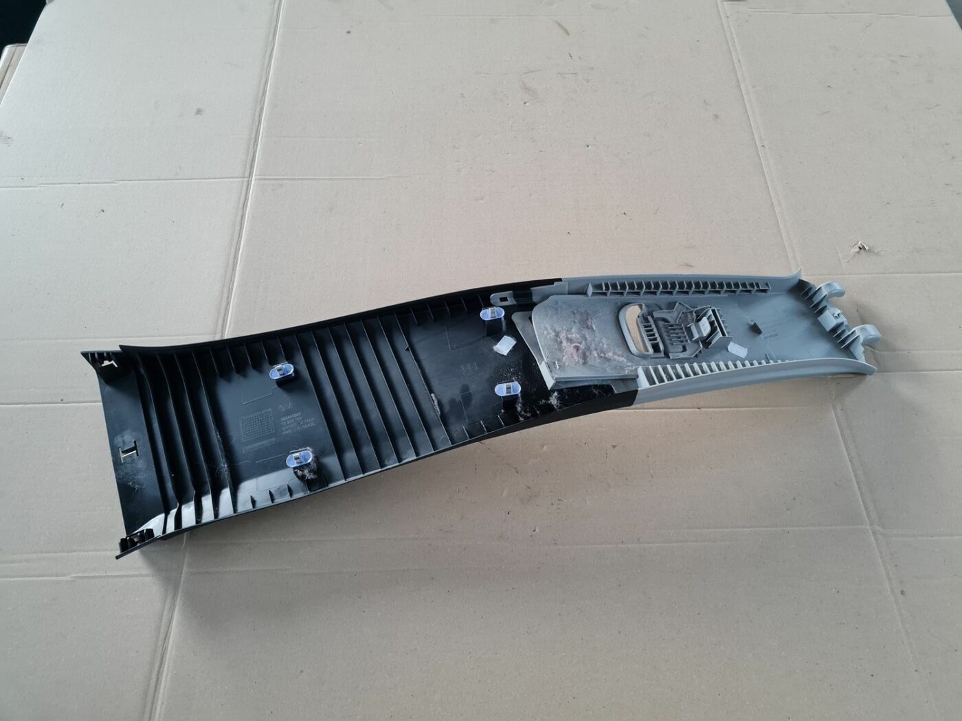 Vidējas salona statnes apdare priekš OPEL ASTRA J 2013 2 Vidējas salona statnes apdare priekš OPEL ASTRA J 2013