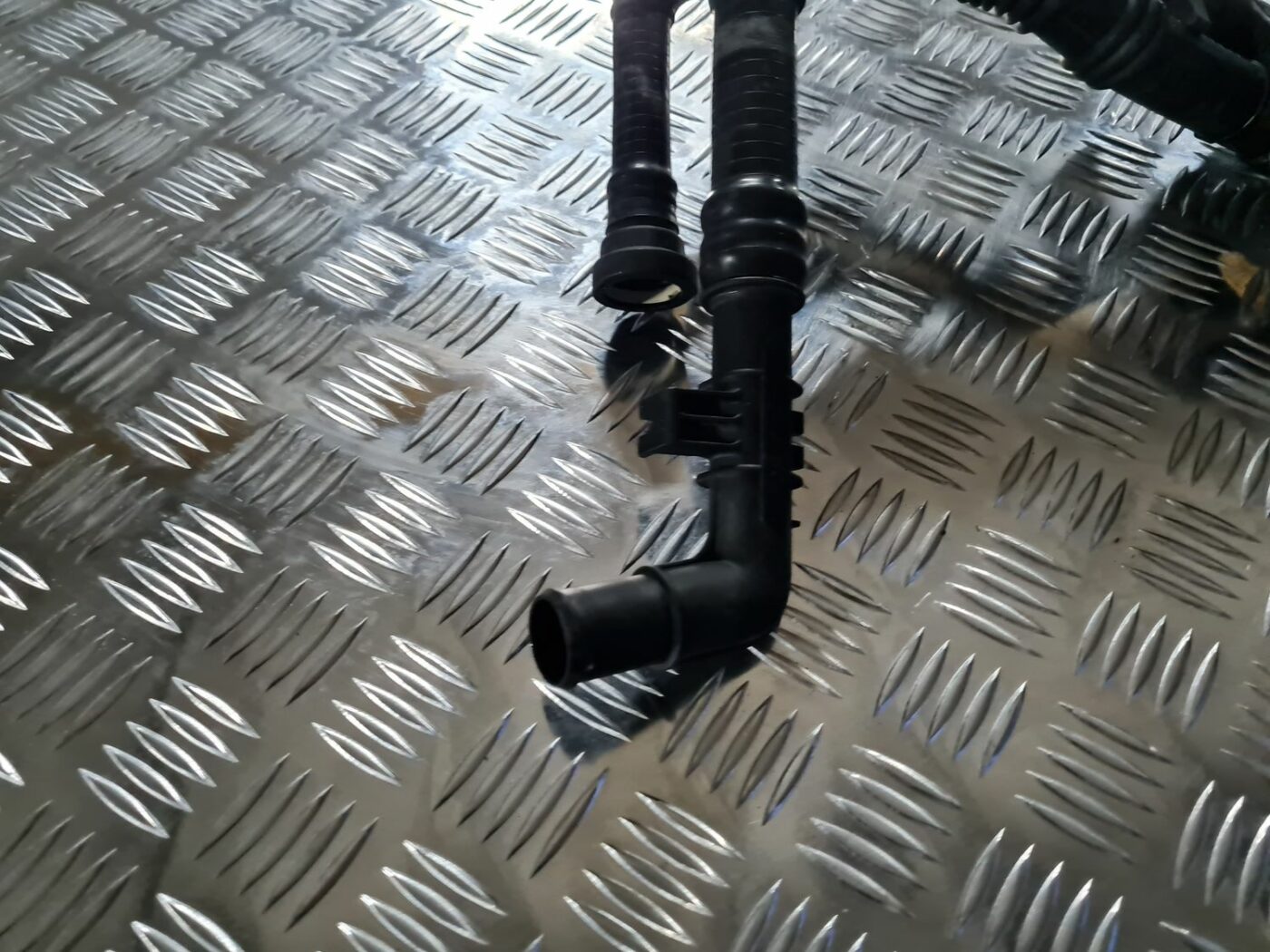 Dzesēšanas caurule priekš FORD FOCUS C-MAX 2004 2 Dzesēšanas caurule priekš FORD FOCUS C-MAX 2004