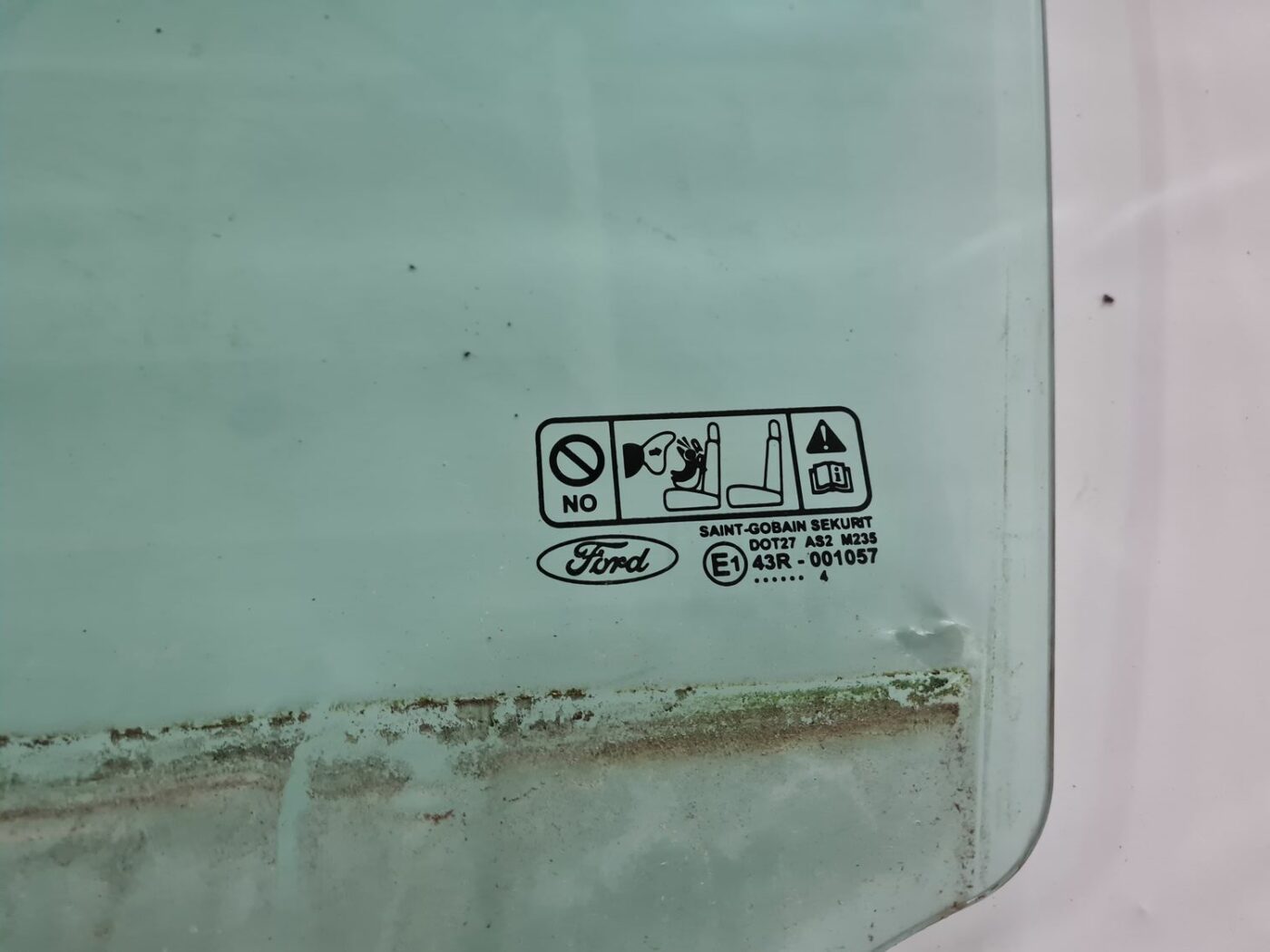 Priekšējo kreiso durvju stikls priekš FORD FOCUS C-MAX 2004 2 Priekšējo kreiso durvju stikls priekš FORD FOCUS C-MAX 2004