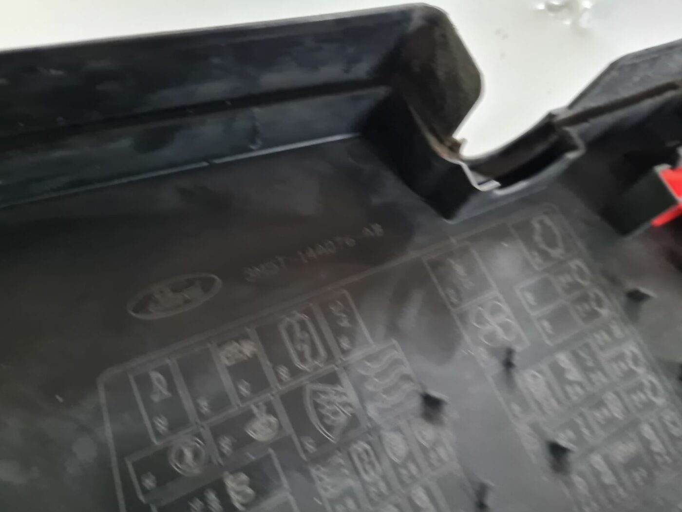 Drošinātāju kārbas korpusa vāks priekš FORD FOCUS C-MAX 2004 3 Drošinātāju kārbas korpusa vāks priekš FORD FOCUS C-MAX 2004