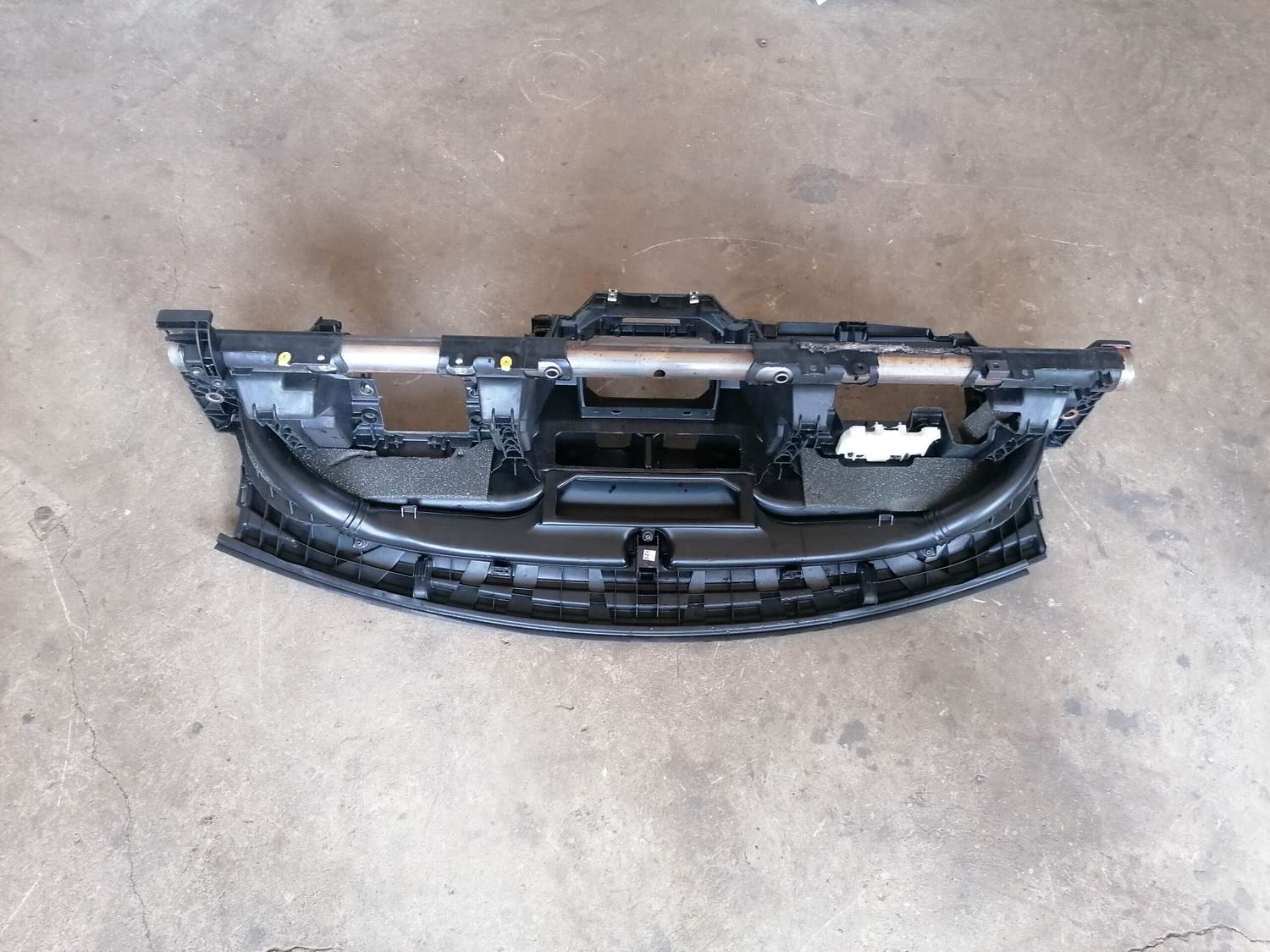 Mērinstrumentu paneļa pastiprinātājs priekš VOLVO C30 2008 SILVER 1 Mērinstrumentu paneļa pastiprinātājs priekš VOLVO C30 2008 SILVER