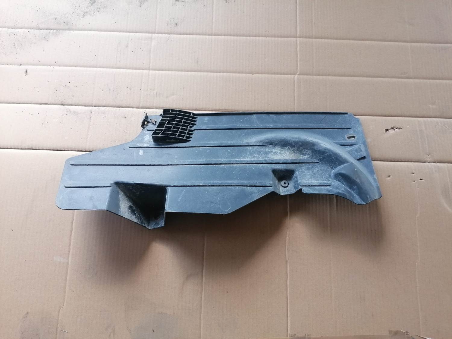 Virsbūves apakšējais aizsargs priekš VOLVO C30 2008 SILVER 1 Virsbūves apakšējais aizsargs priekš VOLVO C30 2008 SILVER