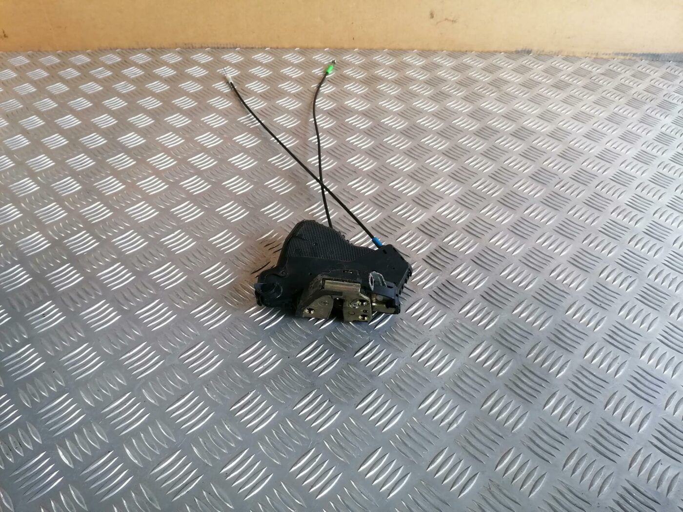 Priekšējo labo durvju slēdzene priekš TOYOTA AVENSIS 2007 1 Priekšējo labo durvju slēdzene priekš TOYOTA AVENSIS 2007