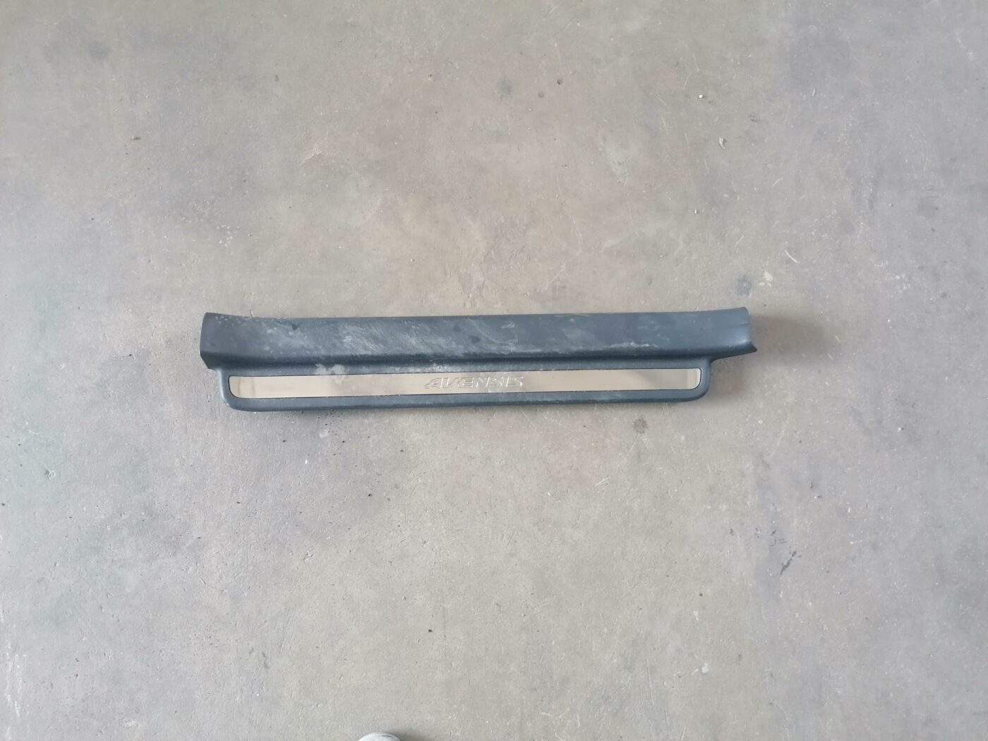 Sliekšņa priekšēja kreisa uzlika (salonā) priekš TOYOTA AVENSIS 2007 1 Sliekšņa priekšēja kreisa uzlika (salonā) priekš TOYOTA AVENSIS 2007