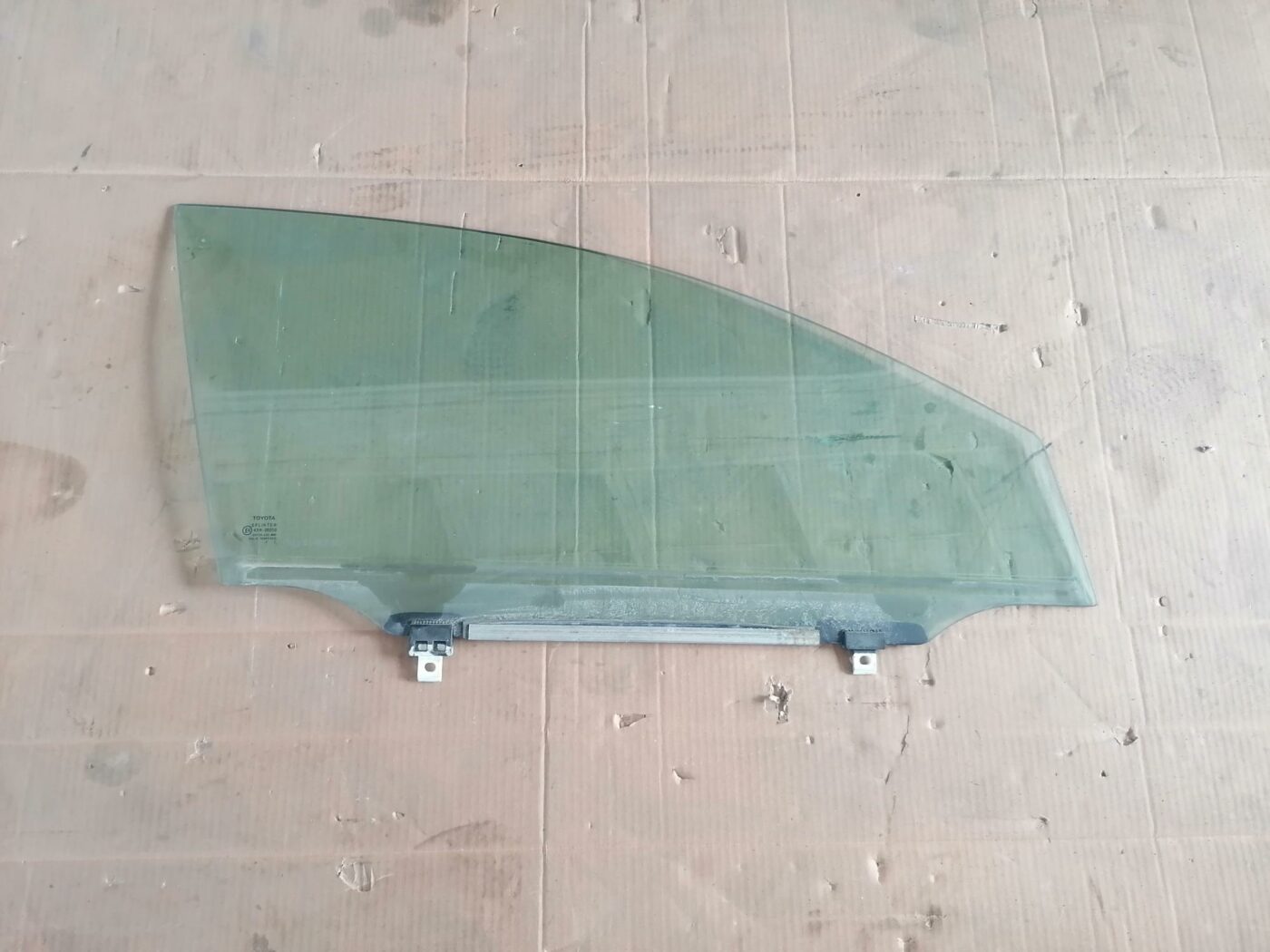 Priekšējo labo durvju stikls priekš TOYOTA AVENSIS 2004 1 Priekšējo labo durvju stikls priekš TOYOTA AVENSIS 2004