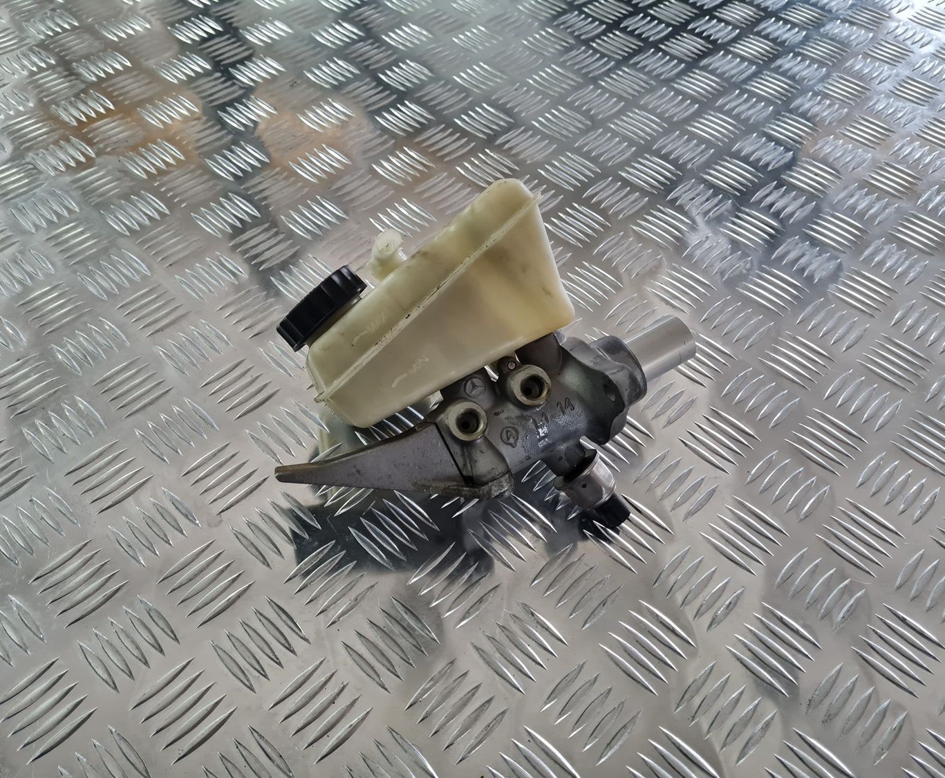 Bremžu pastiprinātāja galvenais cilindrs priekš MERCEDES BENZ ML320 2006 SILVER 1 Bremžu pastiprinātāja galvenais cilindrs priekš MERCEDES BENZ ML320 2006 SILVER