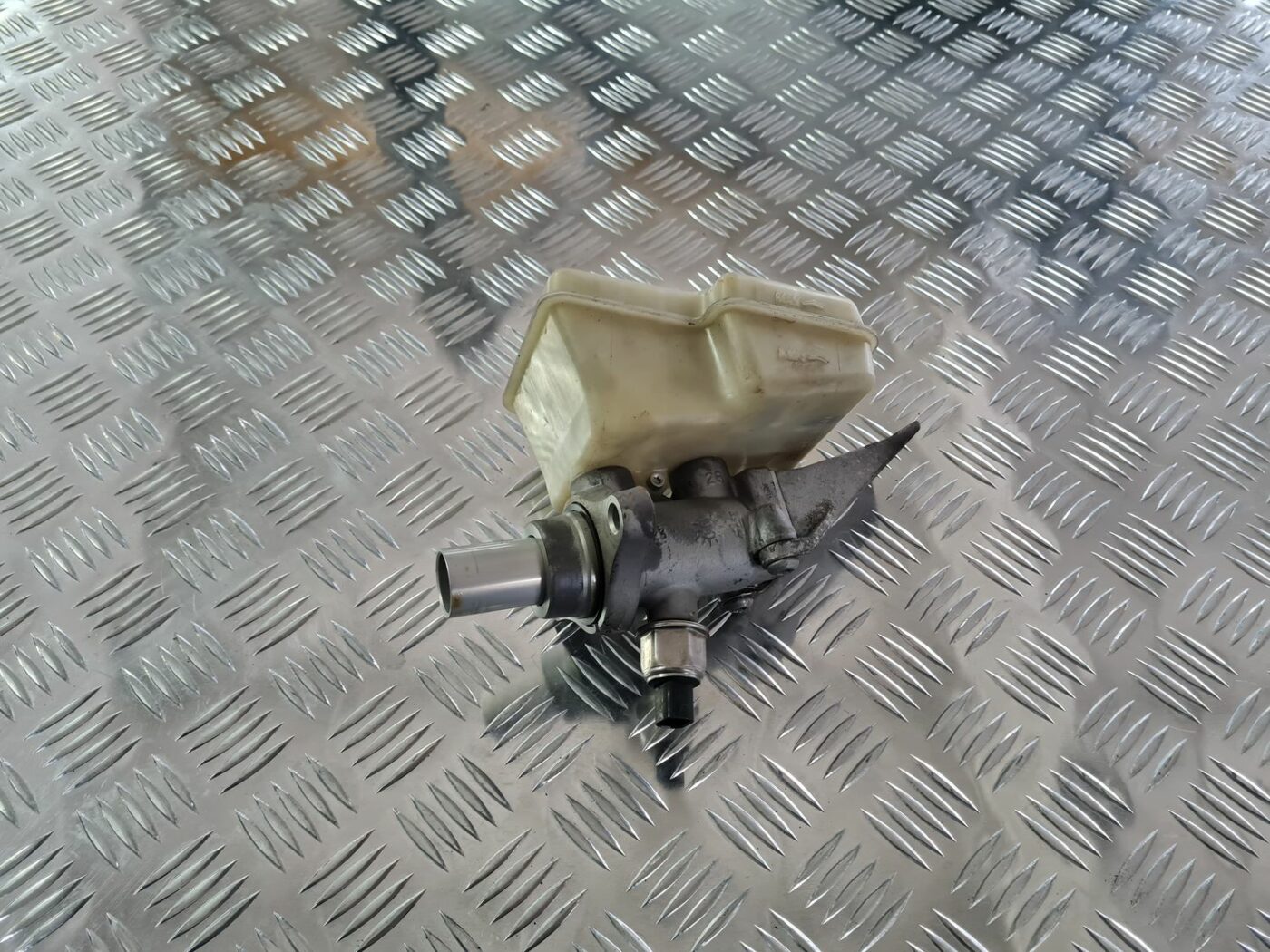 Bremžu pastiprinātāja galvenais cilindrs priekš MERCEDES BENZ ML320 2006 SILVER 3 Bremžu pastiprinātāja galvenais cilindrs priekš MERCEDES BENZ ML320 2006 SILVER