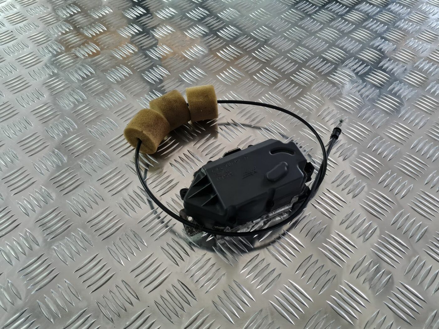 Bagāžnieka vāka slēdzene priekš MERCEDES BENZ ML320 2006 SILVER 1 Bagāžnieka vāka slēdzene priekš MERCEDES BENZ ML320 2006 SILVER