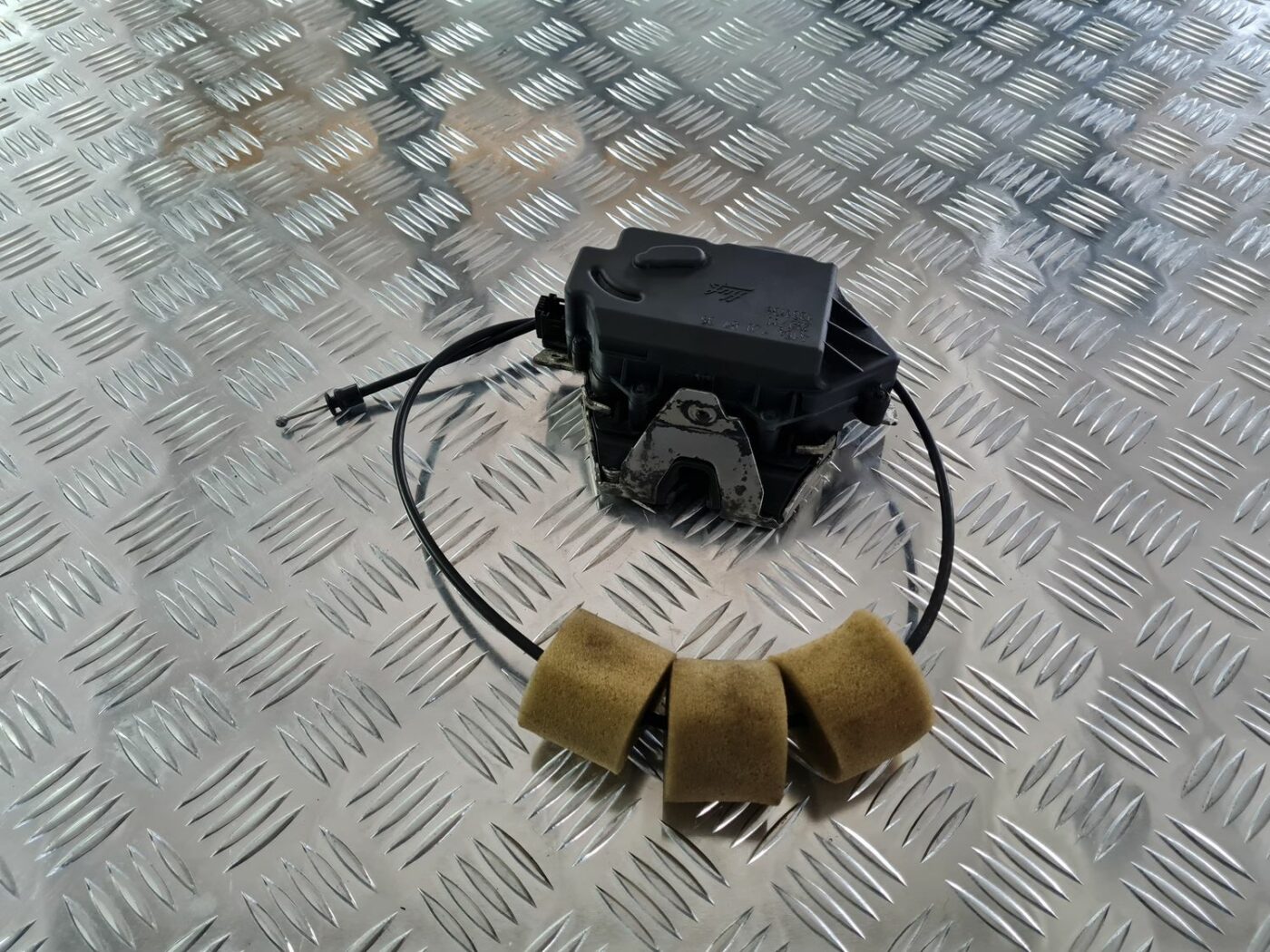 Bagāžnieka vāka slēdzene priekš MERCEDES BENZ ML320 2006 SILVER 4 Bagāžnieka vāka slēdzene priekš MERCEDES BENZ ML320 2006 SILVER