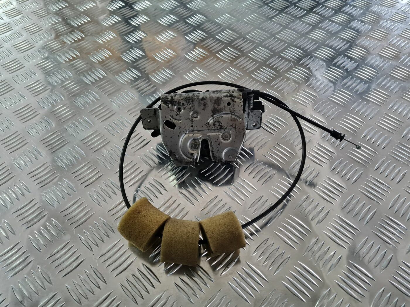 Bagāžnieka vāka slēdzene priekš MERCEDES BENZ ML320 2006 SILVER 3 Bagāžnieka vāka slēdzene priekš MERCEDES BENZ ML320 2006 SILVER