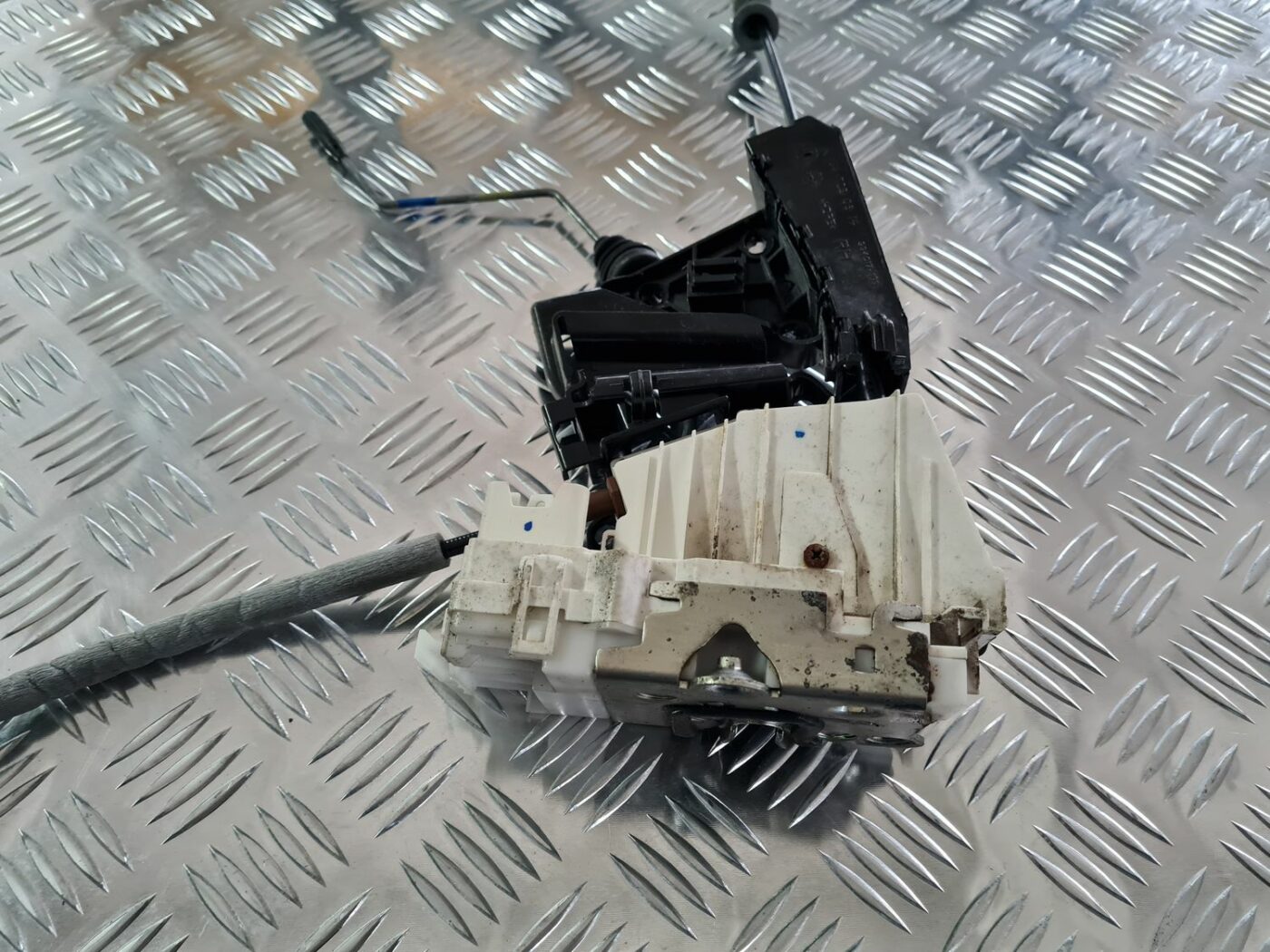 Priekšējo labo durvju slēdzene priekš MERCEDES BENZ ML320 2006 SILVER 4 Priekšējo labo durvju slēdzene priekš MERCEDES BENZ ML320 2006 SILVER