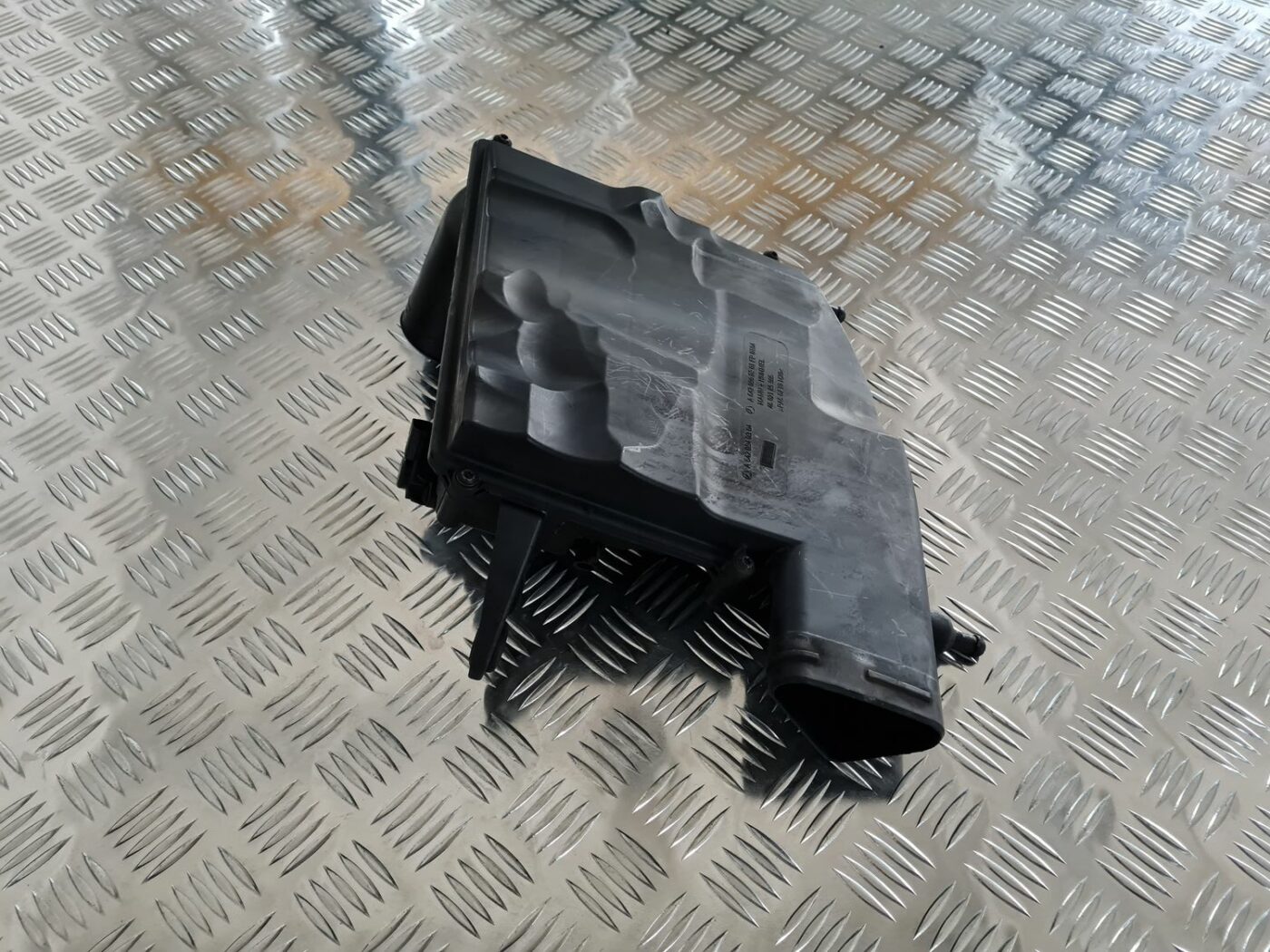 Gaisa filtra korpuss priekš MERCEDES BENZ ML320 2006 SILVER 1 Gaisa filtra korpuss priekš MERCEDES BENZ ML320 2006 SILVER