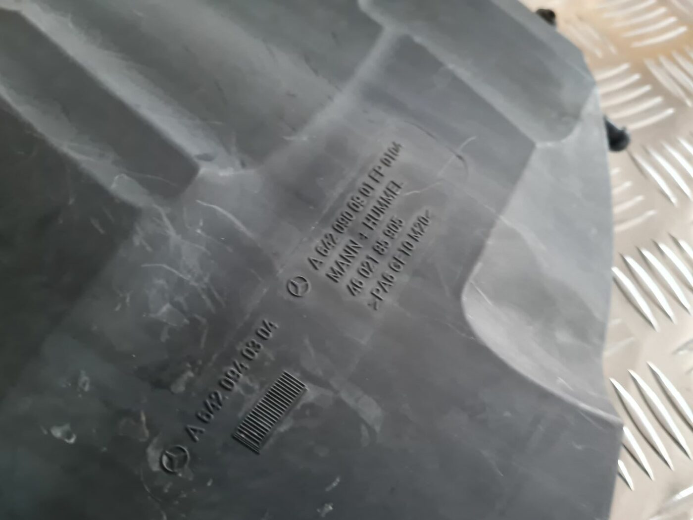 Gaisa filtra korpuss priekš MERCEDES BENZ ML320 2006 SILVER 2 Gaisa filtra korpuss priekš MERCEDES BENZ ML320 2006 SILVER