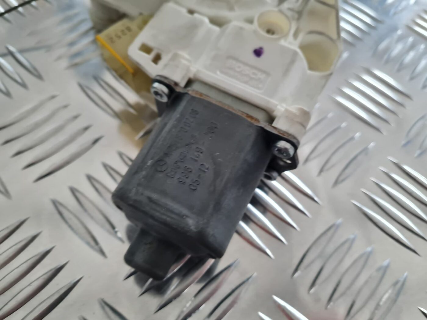 Stikla pacelšanas mehānisms aizmugurējais labais priekš MERCEDES BENZ ML320 2006 SILVER 3 Stikla pacelšanas mehānisms aizmugurējais labais priekš MERCEDES BENZ ML320 2006 SILVER