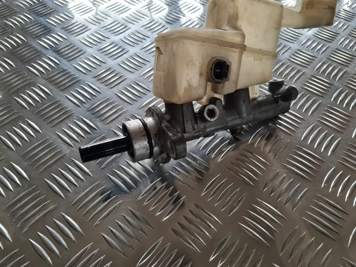 Bremžu pastiprinātāja galvenais cilindrs priekš TOYOTA COROLLA VERSO 2003 3 Bremžu pastiprinātāja galvenais cilindrs priekš TOYOTA COROLLA VERSO 2003