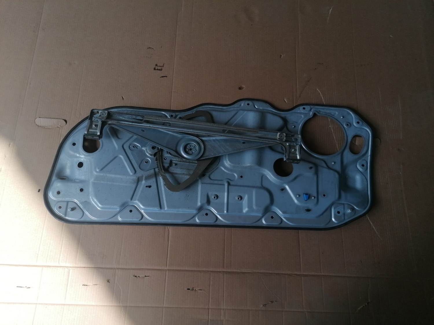 Stikla pacelšanas mehānisma panele priekš VOLVO C30 2008 SILVER 1 Stikla pacelšanas mehānisma panele priekš VOLVO C30 2008 SILVER