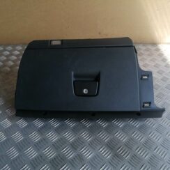 Mantu glabāšanas nodalījums pasažiera pusē priekš VOLVO C30 2008 SILVER