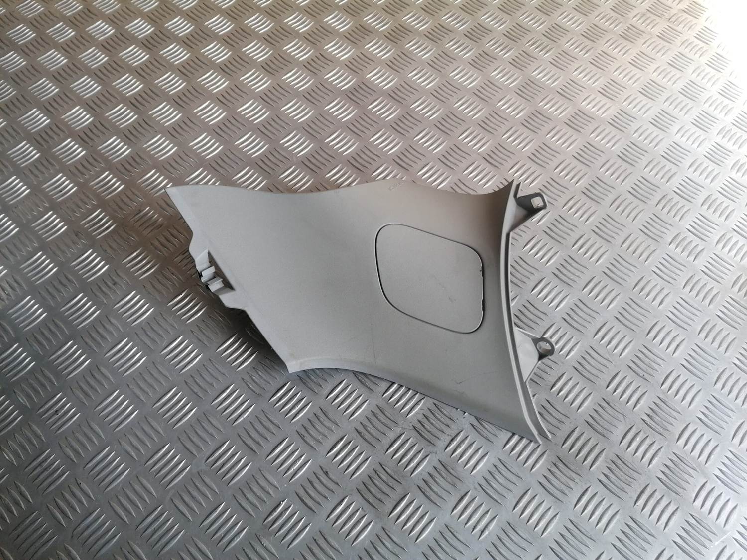 Bagažnieka nodalījuma statnes apdare priekš VOLVO C30 2008 SILVER 1 Bagažnieka nodalījuma statnes apdare priekš VOLVO C30 2008 SILVER