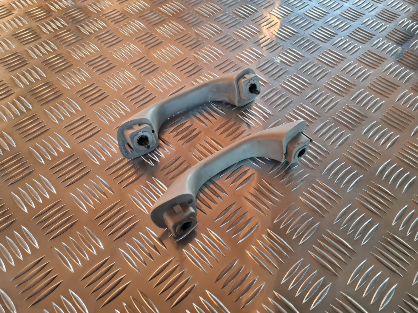 Salona rokturis griestos priekš VOLVO V70 2002 ASHGOLD 2 Salona rokturis griestos priekš VOLVO V70 2002 ASHGOLD