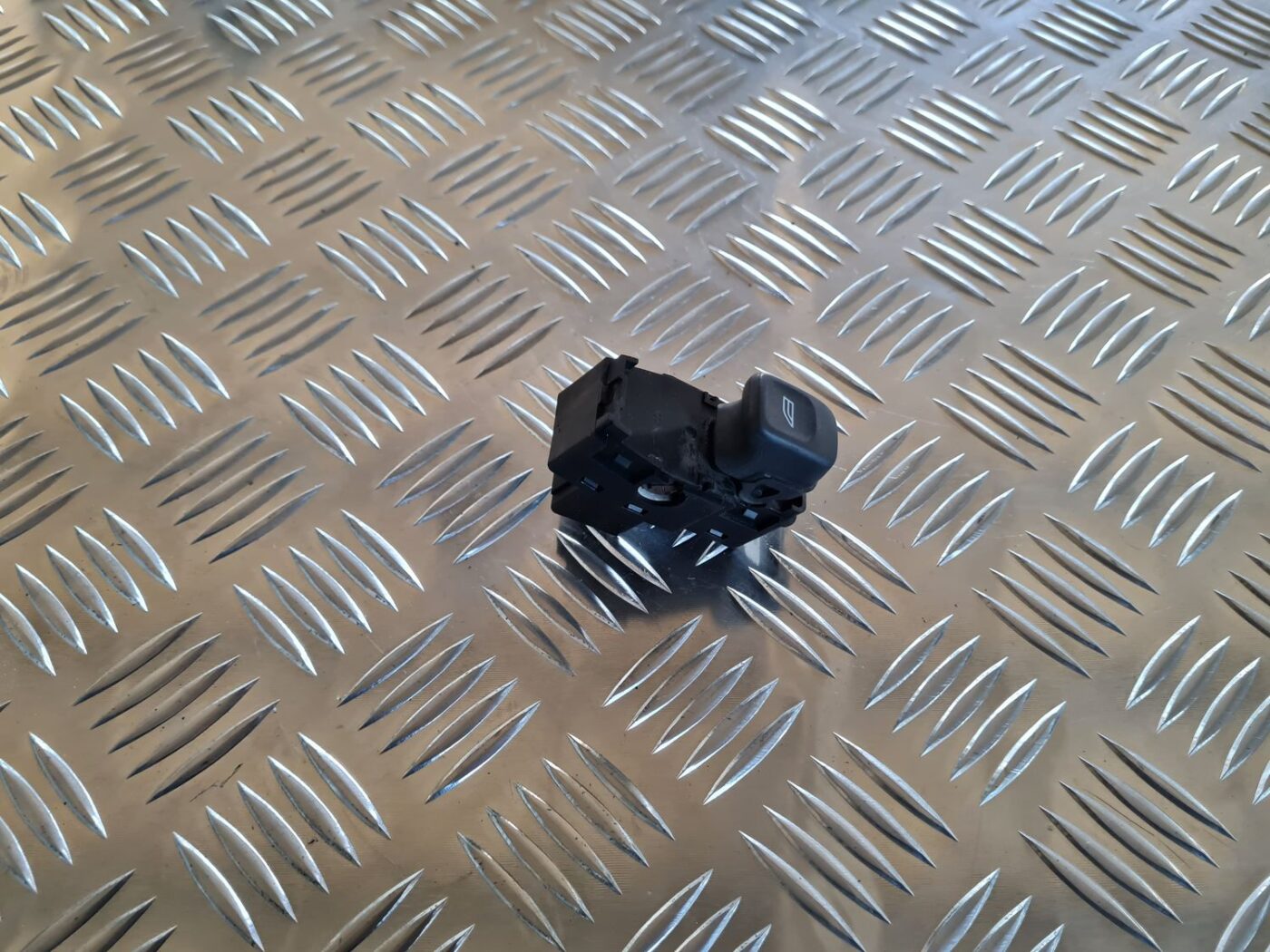 Stikla pacelšanas poga priekš VOLVO V70 2002 ASHGOLD 1 Stikla pacelšanas poga priekš VOLVO V70 2002 ASHGOLD