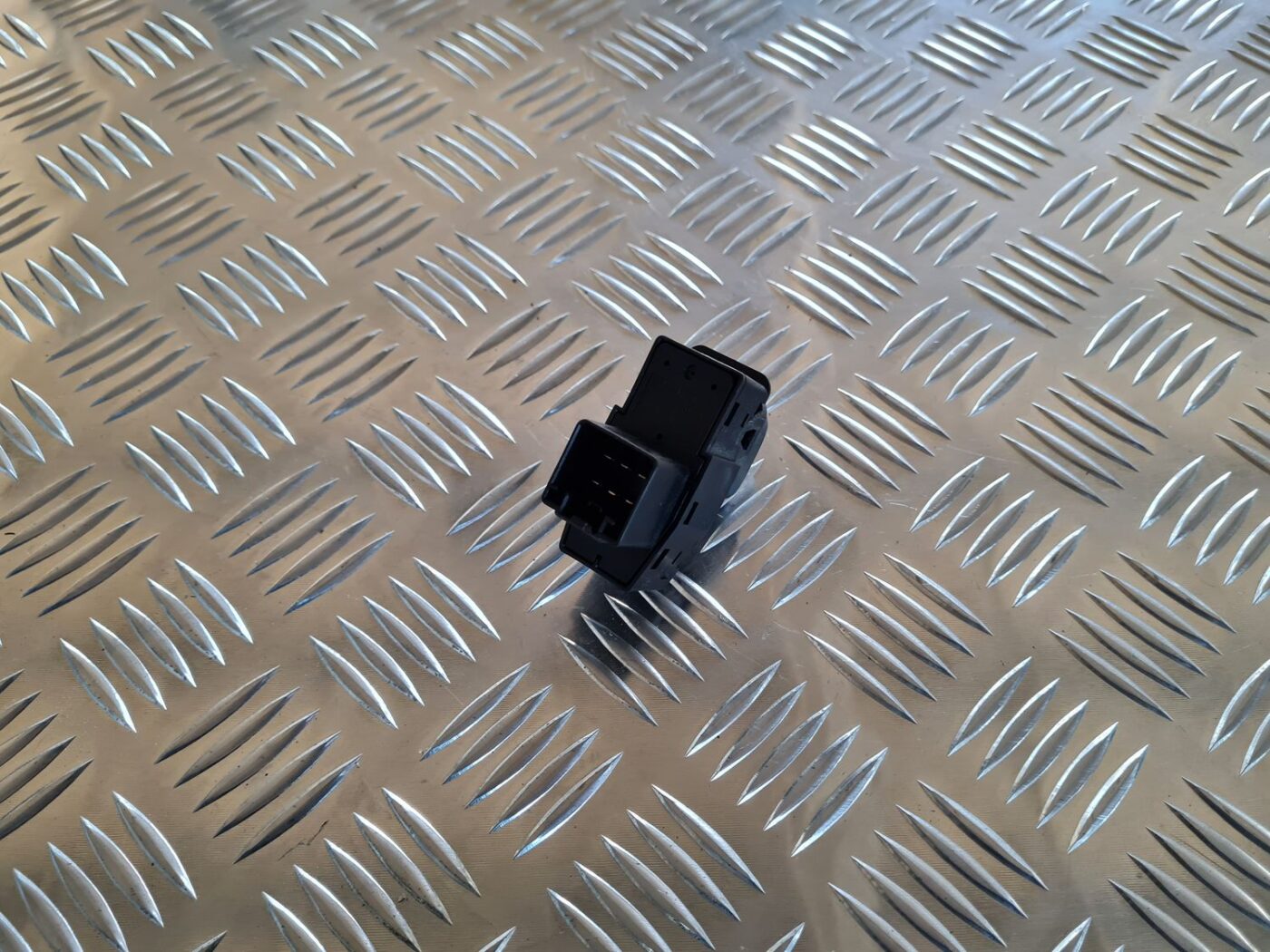 Stikla pacelšanas poga priekš VOLVO V70 2002 ASHGOLD 2 Stikla pacelšanas poga priekš VOLVO V70 2002 ASHGOLD