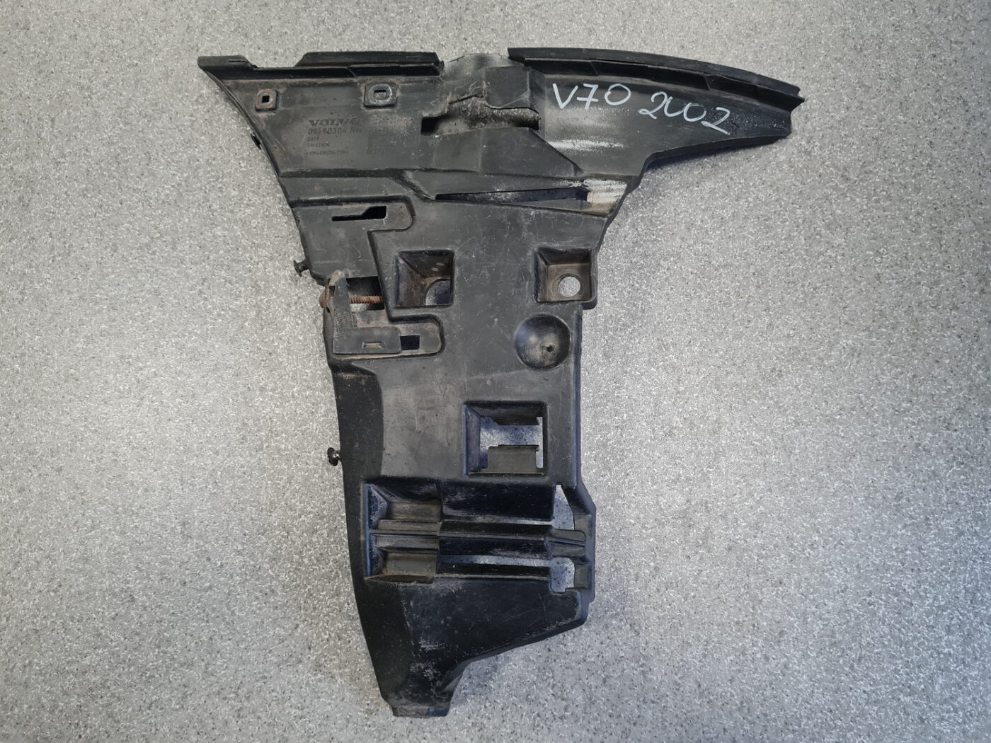 Priekšēja bufera labais kronšteins priekš VOLVO V70 2002 ASHGOLD 2 Priekšēja bufera labais kronšteins priekš VOLVO V70 2002 ASHGOLD